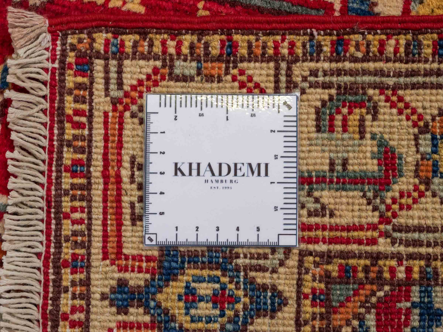 Feiner, handgeknüpfter Ziegler Kazak Chobi Orientteppich aus reiner Wolle mit geometrischem Medaillon-Muster von Khademi. Größe: 129 x 80 cm. Farbe: Rot. RB3-B2705. Ursprung: Afghanistan. Verkauf durch JUPITER Intl.