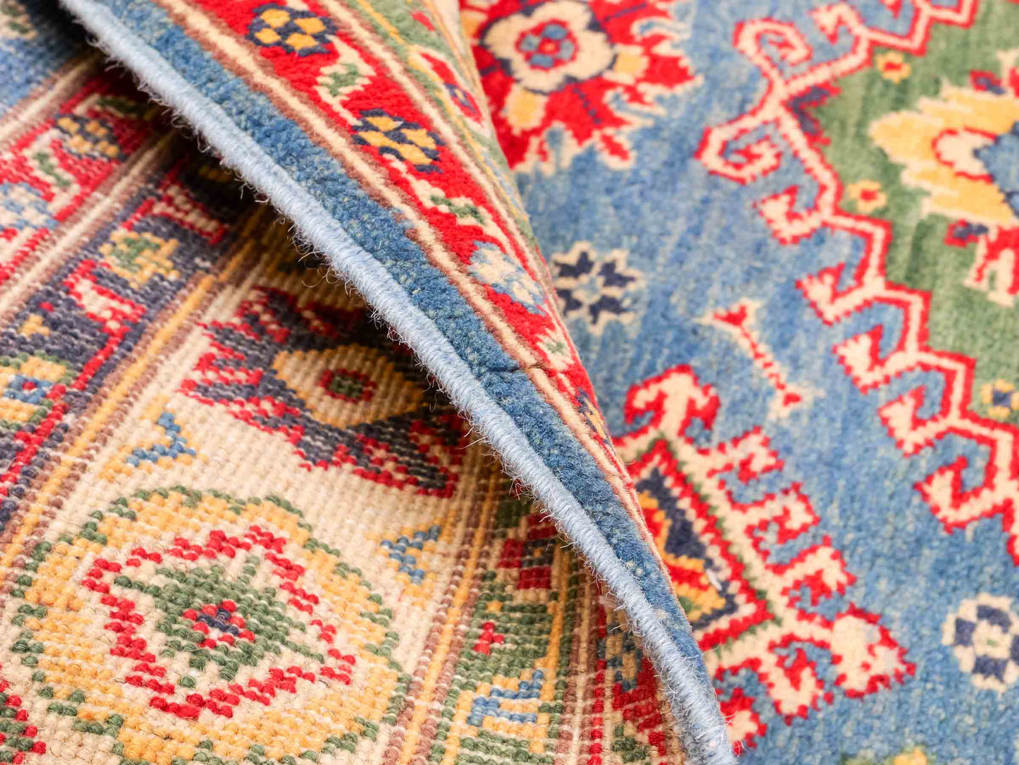 Feiner, handgeknüpfter Ziegler Kazak Chobi Orientteppich aus reiner Wolle mit geometrischem Medaillon-Muster von Khademi. Größe: 160 x 119 cm. Farbe: Blau, beige. RB3-B432. Ursprung: Afghanistan. Verkauf durch JUPITER Intl.