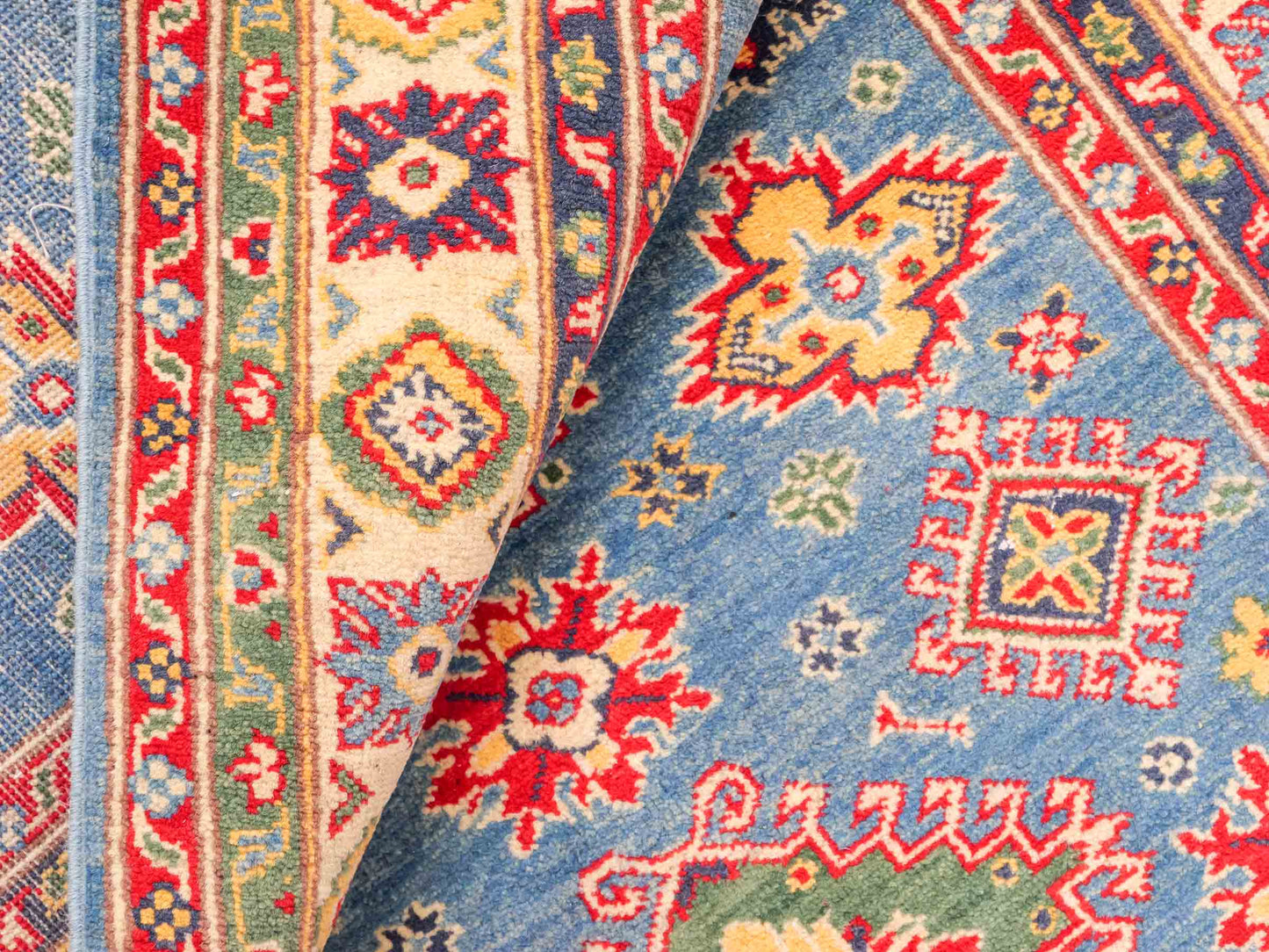 Feiner, handgeknüpfter Ziegler Kazak Chobi Orientteppich aus reiner Wolle mit geometrischem Medaillon-Muster von Khademi. Größe: 160 x 119 cm. Farbe: Blau, beige. RB3-B432. Ursprung: Afghanistan. Verkauf durch JUPITER Intl.