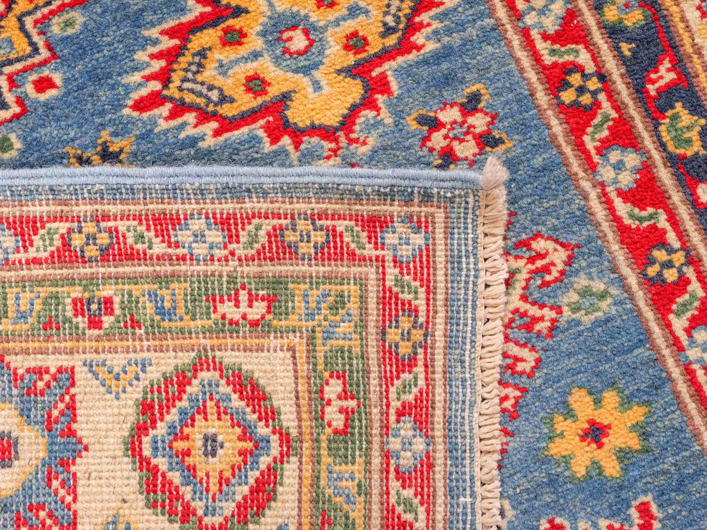 Feiner, handgeknüpfter Ziegler Kazak Chobi Orientteppich aus reiner Wolle mit geometrischem Medaillon-Muster von Khademi. Größe: 160 x 119 cm. Farbe: Blau, beige. RB3-B432. Ursprung: Afghanistan. Verkauf durch JUPITER Intl.