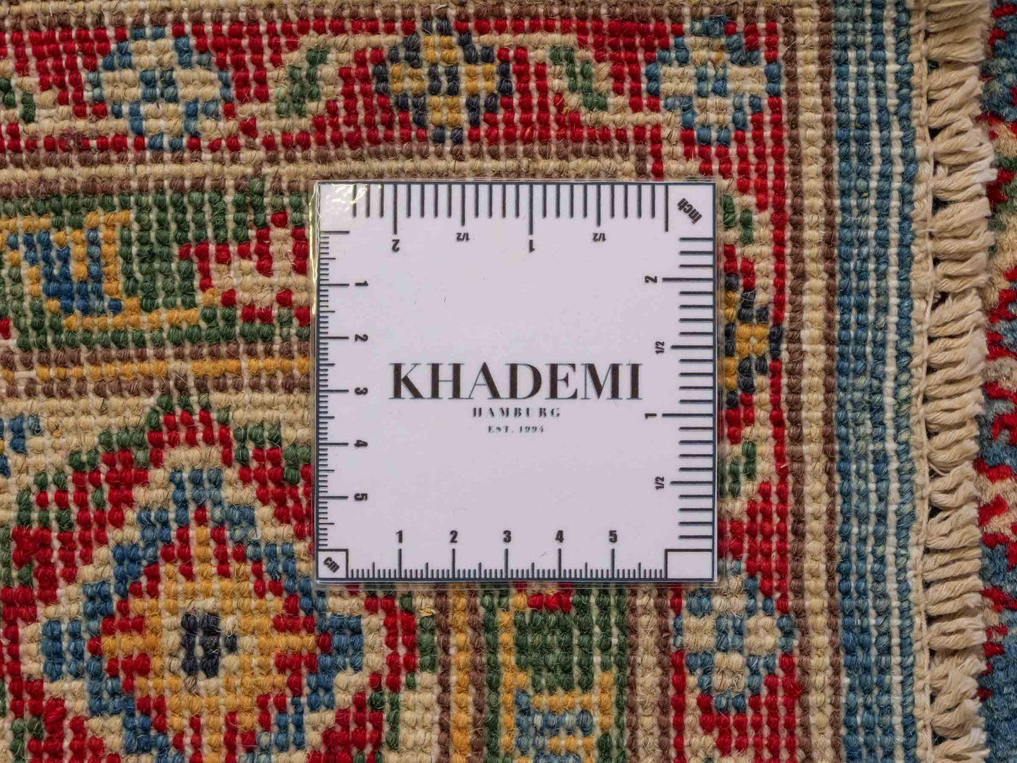 Feiner, handgeknüpfter Ziegler Kazak Chobi Orientteppich aus reiner Wolle mit geometrischem Medaillon-Muster von Khademi. Größe: 160 x 119 cm. Farbe: Blau, beige. RB3-B432. Ursprung: Afghanistan. Verkauf durch JUPITER Intl.