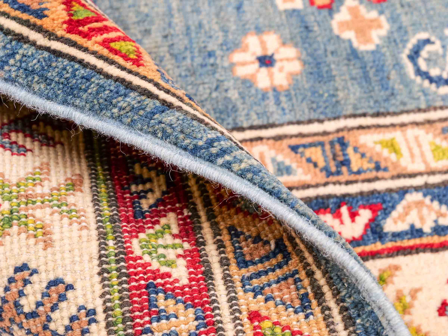Feiner, handgeknüpfter Ziegler Kazak Chobi Orientteppich aus reiner Wolle mit geometrischem Medaillon-Muster von Khademi. Größe: 170 x 110 cm. Farbe: Blau, beige. RB3-B1817. Ursprung: Afghanistan. Verkauf durch JUPITER Intl.