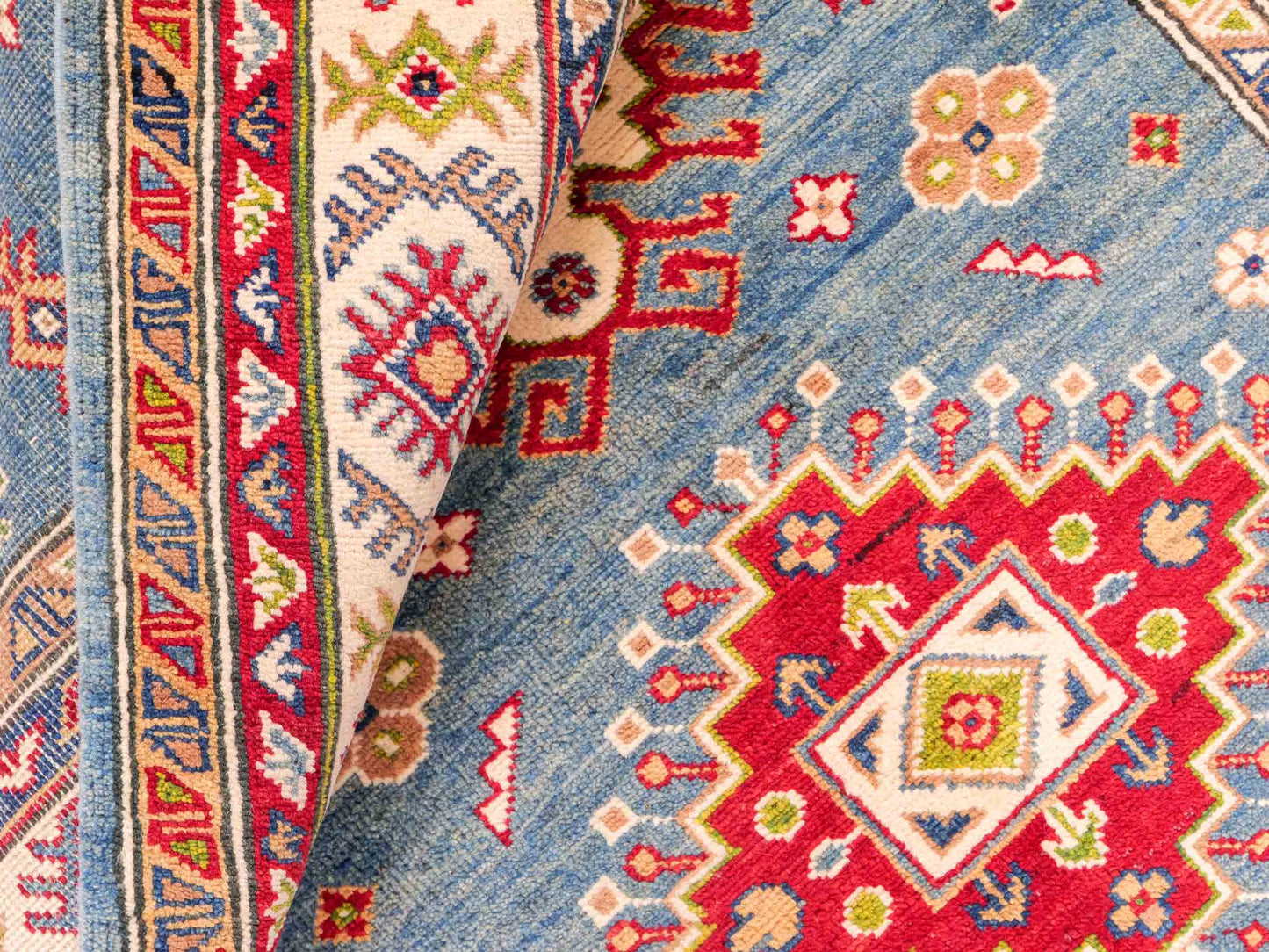 Feiner, handgeknüpfter Ziegler Kazak Chobi Orientteppich aus reiner Wolle mit geometrischem Medaillon-Muster von Khademi. Größe: 170 x 110 cm. Farbe: Blau, beige. RB3-B1817. Ursprung: Afghanistan. Verkauf durch JUPITER Intl.