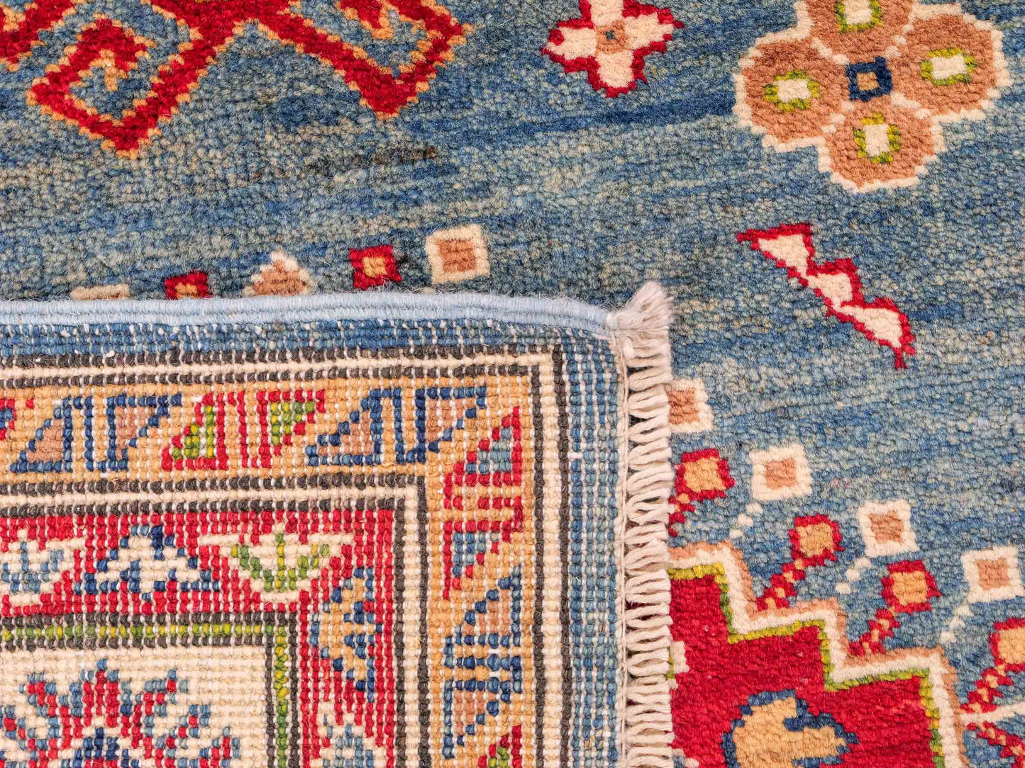 Feiner, handgeknüpfter Ziegler Kazak Chobi Orientteppich aus reiner Wolle mit geometrischem Medaillon-Muster von Khademi. Größe: 170 x 110 cm. Farbe: Blau, beige. RB3-B1817. Ursprung: Afghanistan. Verkauf durch JUPITER Intl.