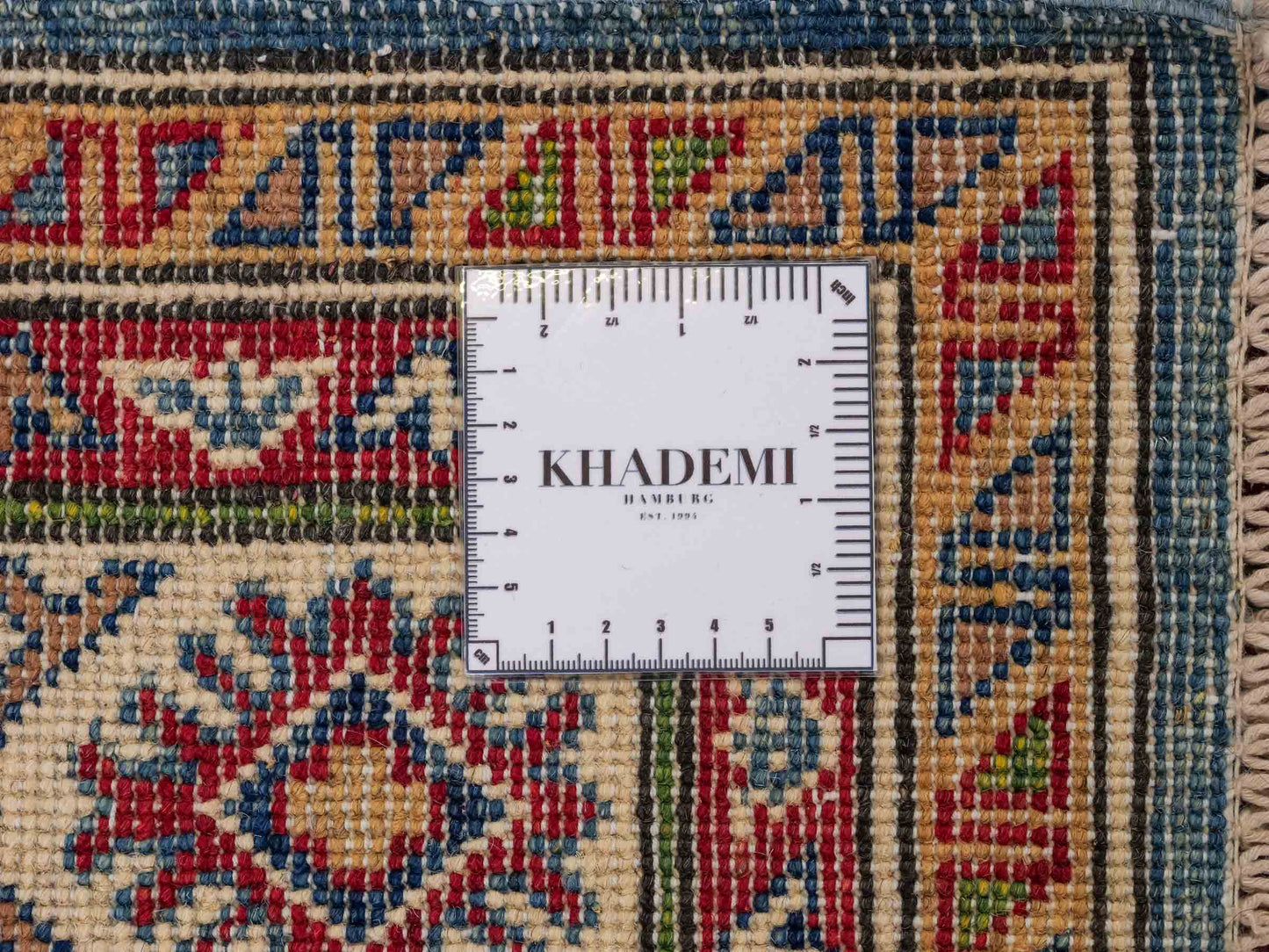 Feiner, handgeknüpfter Ziegler Kazak Chobi Orientteppich aus reiner Wolle mit geometrischem Medaillon-Muster von Khademi. Größe: 170 x 110 cm. Farbe: Blau, beige. RB3-B1817. Ursprung: Afghanistan. Verkauf durch JUPITER Intl.