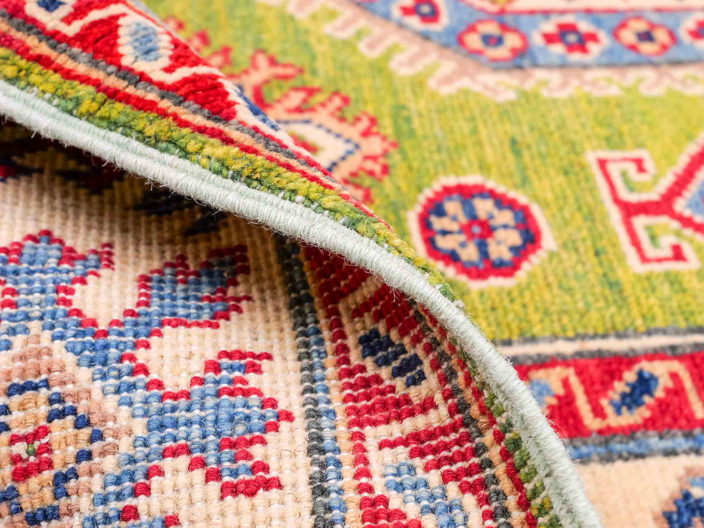 Feiner, handgeknüpfter Ziegler Kazak Chobi Orientteppich aus reiner Wolle mit geometrischem Medaillon-Muster von Khademi. Größe: 174 x 120 cm. Farbe: Grün. RB3-B1814. Ursprung: Afghanistan. Verkauf durch JUPITER Intl.