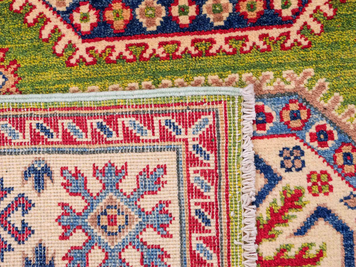Feiner, handgeknüpfter Ziegler Kazak Chobi Orientteppich aus reiner Wolle mit geometrischem Medaillon-Muster von Khademi. Größe: 174 x 120 cm. Farbe: Grün. RB3-B1814. Ursprung: Afghanistan. Verkauf durch JUPITER Intl.