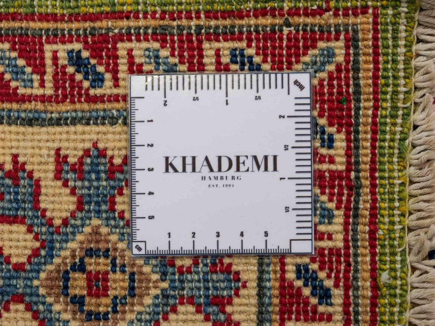 Feiner, handgeknüpfter Ziegler Kazak Chobi Orientteppich aus reiner Wolle mit geometrischem Medaillon-Muster von Khademi. Größe: 174 x 120 cm. Farbe: Grün. RB3-B1814. Ursprung: Afghanistan. Verkauf durch JUPITER Intl.