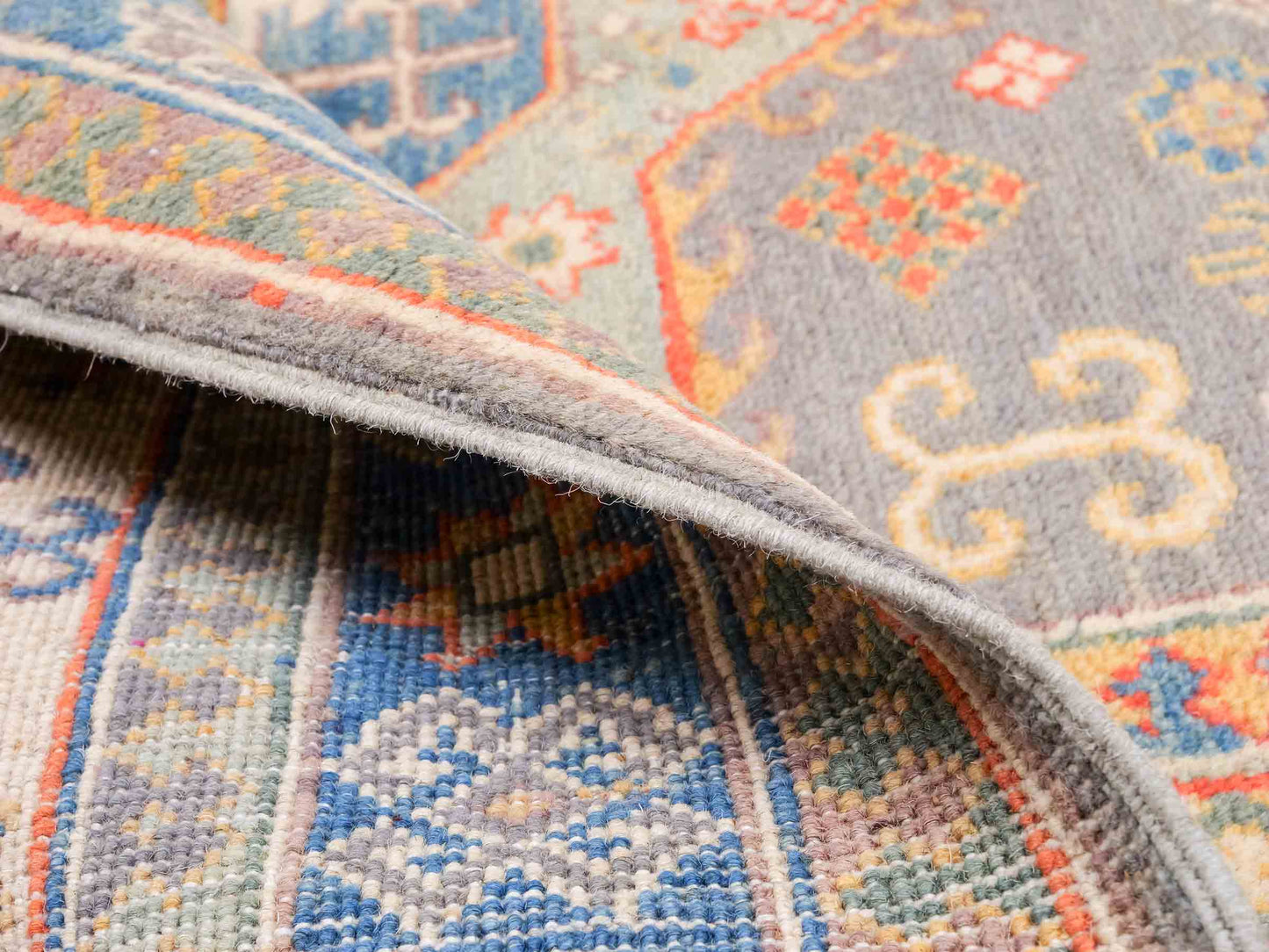 Feiner, handgeknüpfter Ziegler Kazak Chobi Orientteppich aus reiner Wolle mit geometrischem Medaillon-Muster von Khademi. Größe: 175 x 117 cm. Farbe: Beige, grau, blau. RB3-B456. Ursprung: Afghanistan. Verkauf durch JUPITER Intl.