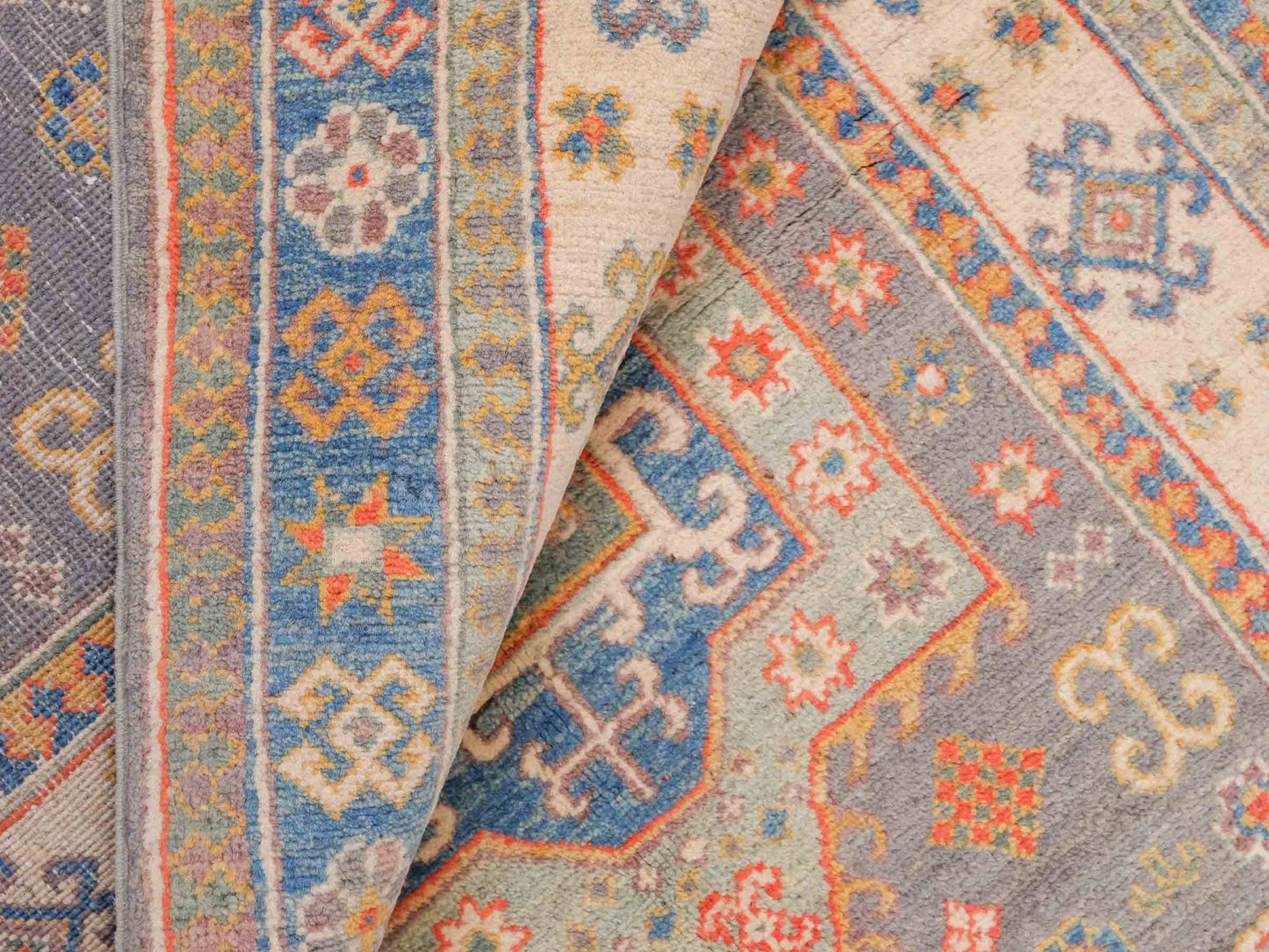 Feiner, handgeknüpfter Ziegler Kazak Chobi Orientteppich aus reiner Wolle mit geometrischem Medaillon-Muster von Khademi. Größe: 175 x 117 cm. Farbe: Beige, grau, blau. RB3-B456. Ursprung: Afghanistan. Verkauf durch JUPITER Intl.