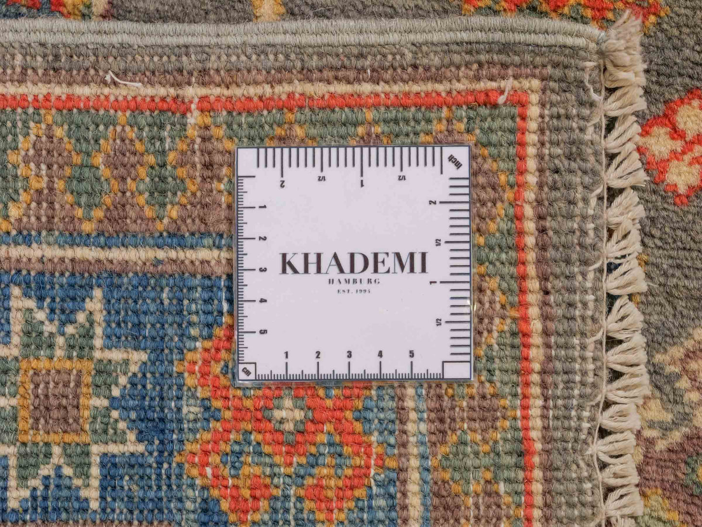 Feiner, handgeknüpfter Ziegler Kazak Chobi Orientteppich aus reiner Wolle mit geometrischem Medaillon-Muster von Khademi. Größe: 175 x 117 cm. Farbe: Beige, grau, blau. RB3-B456. Ursprung: Afghanistan. Verkauf durch JUPITER Intl.