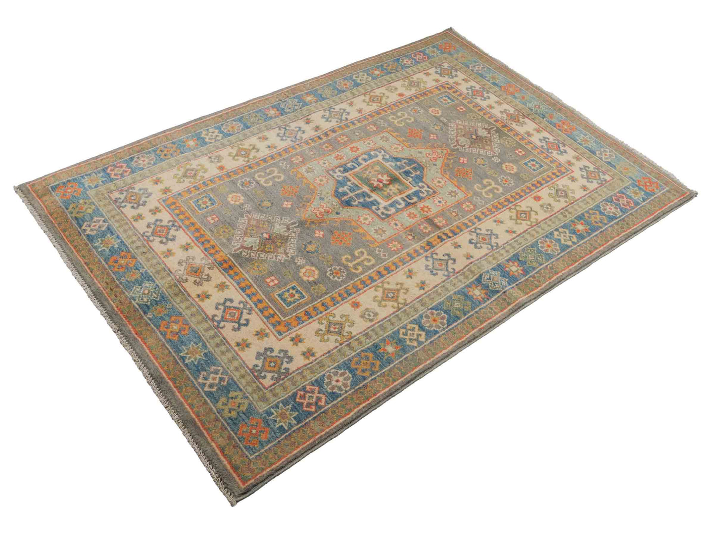 Feiner, handgeknüpfter Ziegler Kazak Chobi Orientteppich aus reiner Wolle mit geometrischem Medaillon-Muster von Khademi. Größe: 175 x 117 cm. Farbe: Beige, grau, blau. RB3-B456. Ursprung: Afghanistan. Verkauf durch JUPITER Intl.