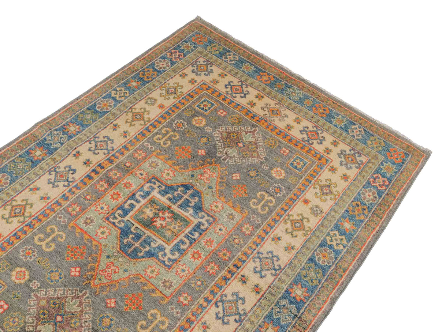 Feiner, handgeknüpfter Ziegler Kazak Chobi Orientteppich aus reiner Wolle mit geometrischem Medaillon-Muster von Khademi. Größe: 175 x 117 cm. Farbe: Beige, grau, blau. RB3-B456. Ursprung: Afghanistan. Verkauf durch JUPITER Intl.