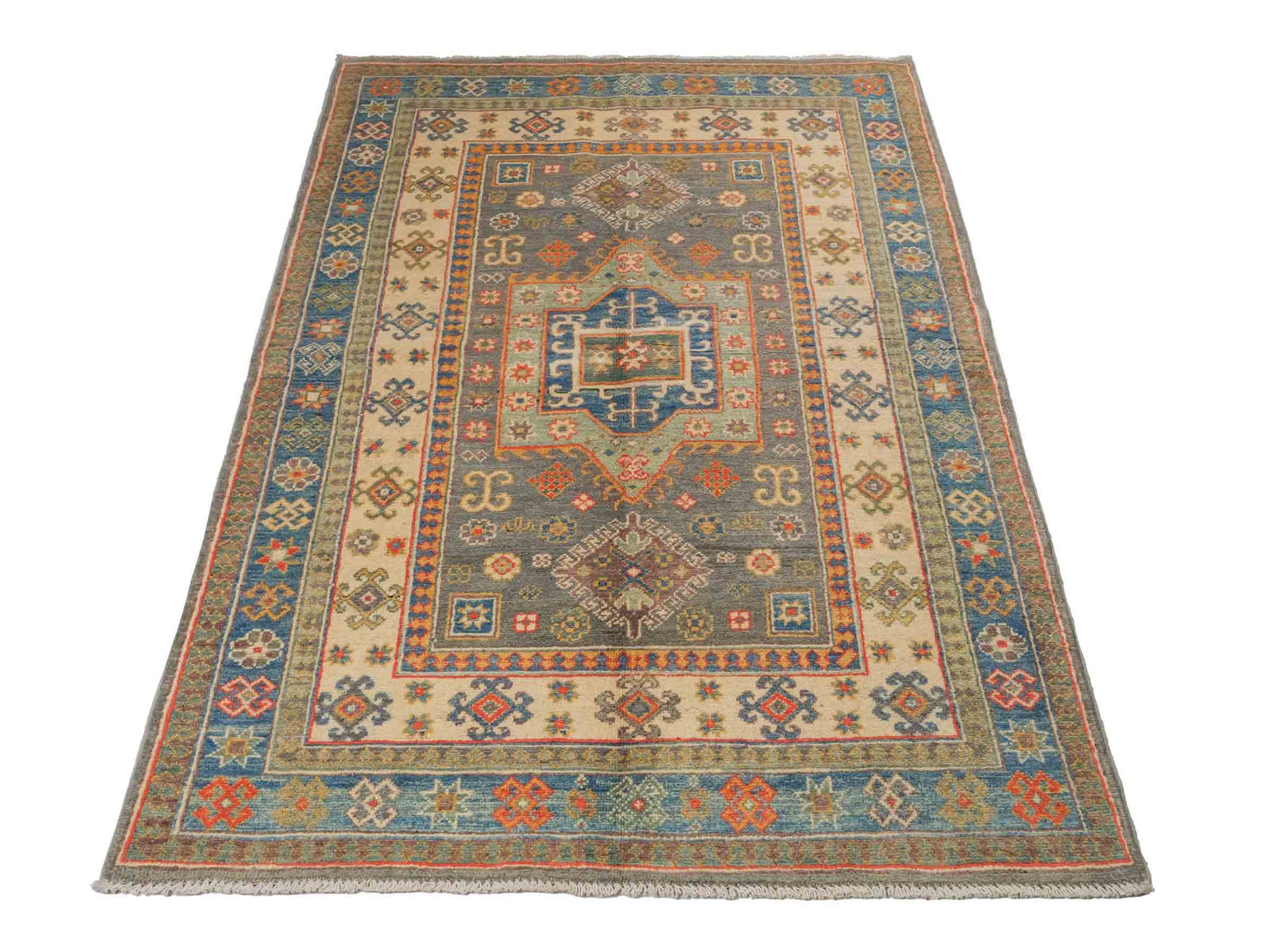 Feiner, handgeknüpfter Ziegler Kazak Chobi Orientteppich aus reiner Wolle mit geometrischem Medaillon-Muster von Khademi. Größe: 175 x 117 cm. Farbe: Beige, grau, blau. RB3-B456. Ursprung: Afghanistan. Verkauf durch JUPITER Intl.