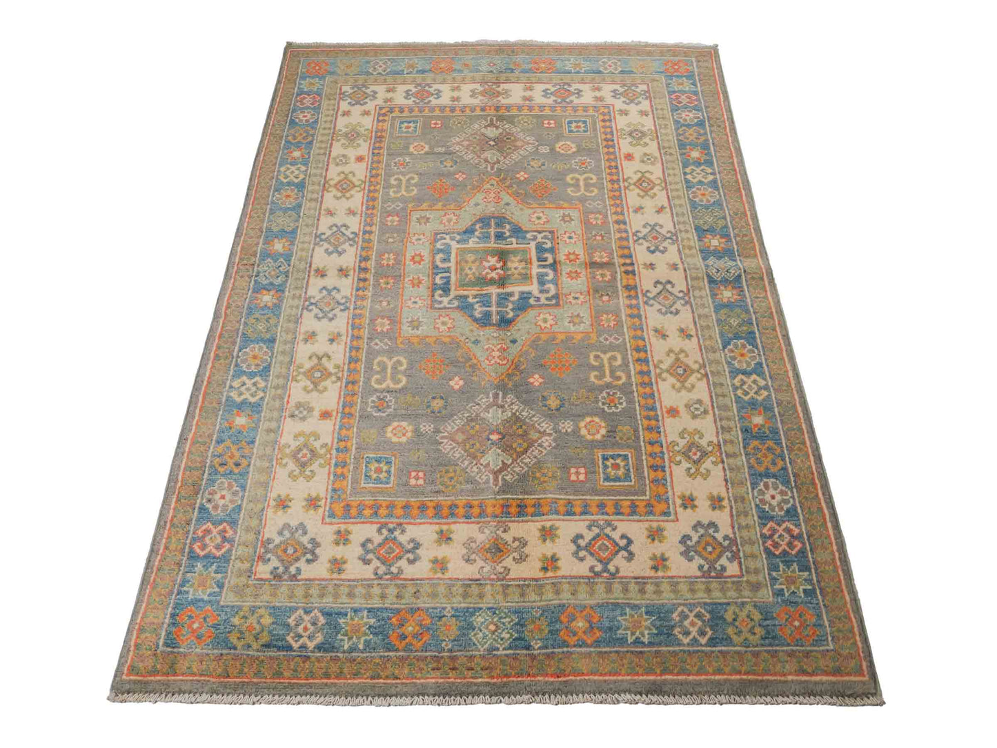 Feiner, handgeknüpfter Ziegler Kazak Chobi Orientteppich aus reiner Wolle mit geometrischem Medaillon-Muster von Khademi. Größe: 175 x 117 cm. Farbe: Beige, grau, blau. RB3-B456. Ursprung: Afghanistan. Verkauf durch JUPITER Intl.