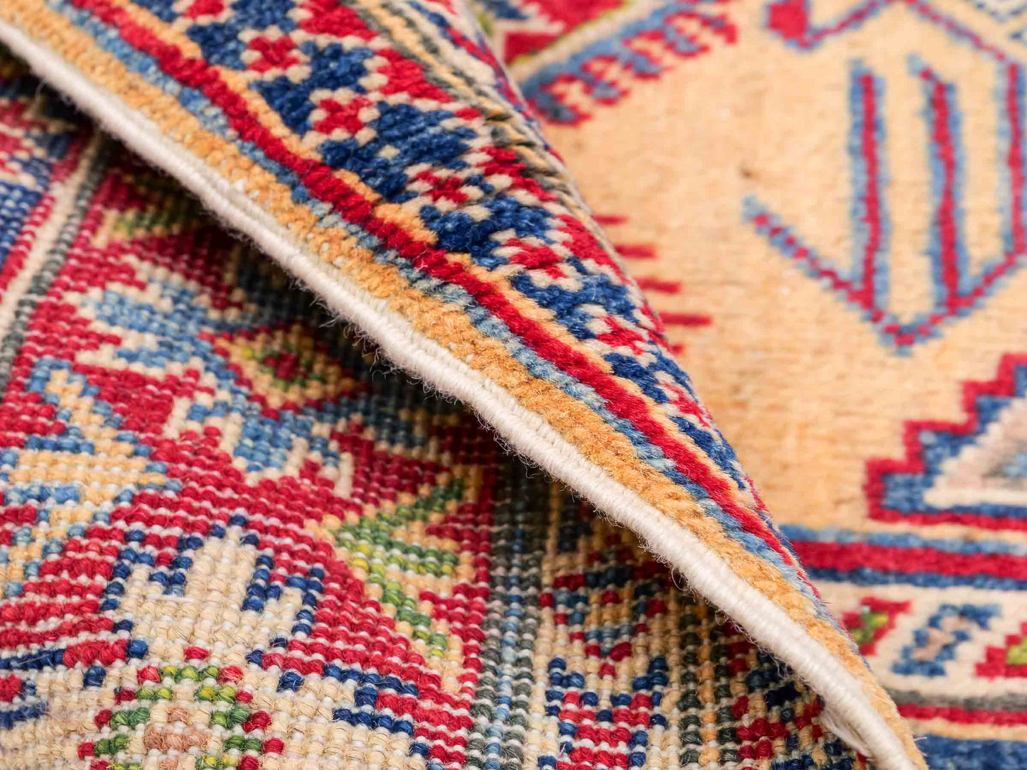 Feiner, handgeknüpfter Ziegler Kazak Chobi Orientteppich aus reiner Wolle mit geometrischem Medaillon-Muster von Khademi. Größe: 178 x 122 cm. Farbe: Gelb, gold, beige. RB3-B2675. Ursprung: Afghanistan. Verkauf durch JUPITER Intl.