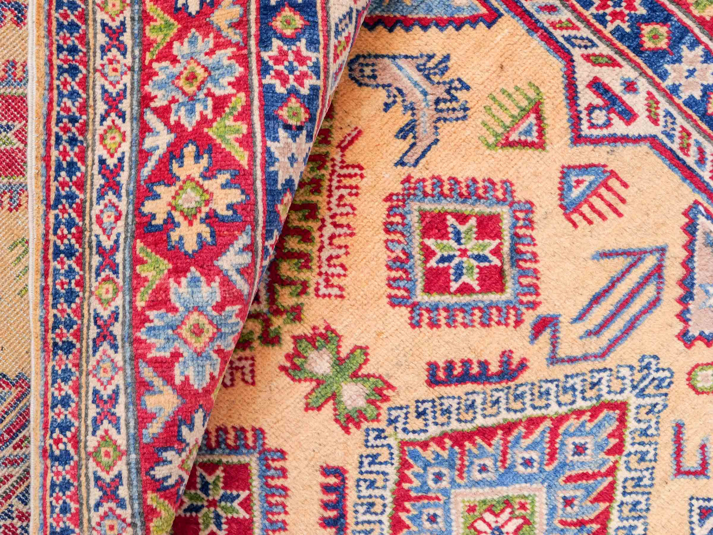 Feiner, handgeknüpfter Ziegler Kazak Chobi Orientteppich aus reiner Wolle mit geometrischem Medaillon-Muster von Khademi. Größe: 178 x 122 cm. Farbe: Gelb, gold, beige. RB3-B2675. Ursprung: Afghanistan. Verkauf durch JUPITER Intl.