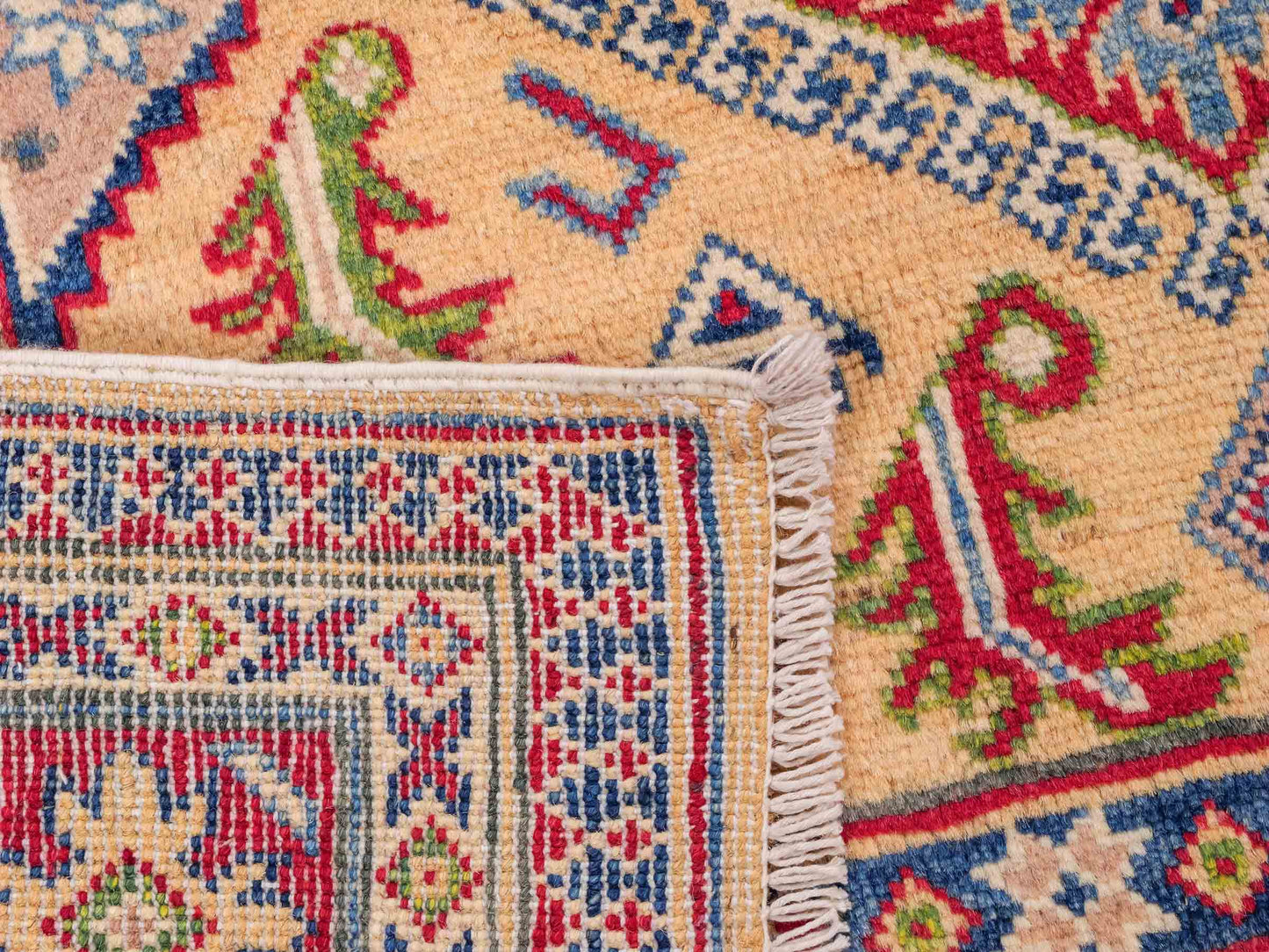 Feiner, handgeknüpfter Ziegler Kazak Chobi Orientteppich aus reiner Wolle mit geometrischem Medaillon-Muster von Khademi. Größe: 178 x 122 cm. Farbe: Gelb, gold, beige. RB3-B2675. Ursprung: Afghanistan. Verkauf durch JUPITER Intl.
