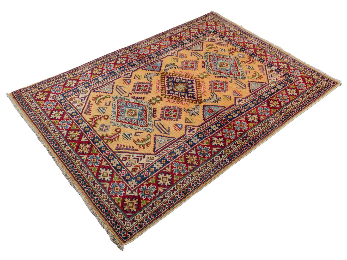 Feiner, handgeknüpfter Ziegler Kazak Chobi Orientteppich aus reiner Wolle mit geometrischem Medaillon-Muster von Khademi. Größe: 178 x 122 cm. Farbe: Gelb, gold, beige. RB3-B2675. Ursprung: Afghanistan. Verkauf durch JUPITER Intl.