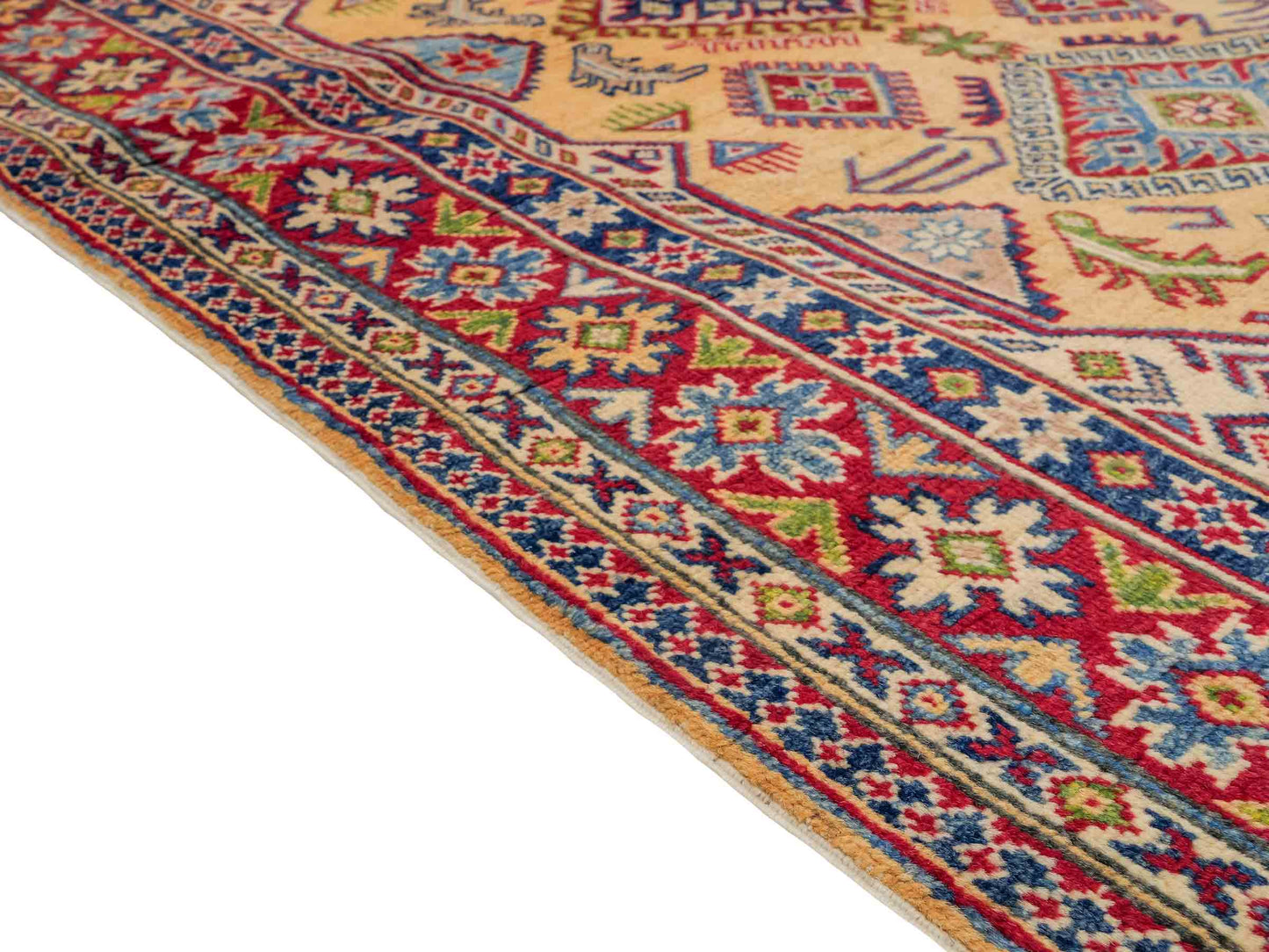 Feiner, handgeknüpfter Ziegler Kazak Chobi Orientteppich aus reiner Wolle mit geometrischem Medaillon-Muster von Khademi. Größe: 178 x 122 cm. Farbe: Gelb, gold, beige. RB3-B2675. Ursprung: Afghanistan. Verkauf durch JUPITER Intl.