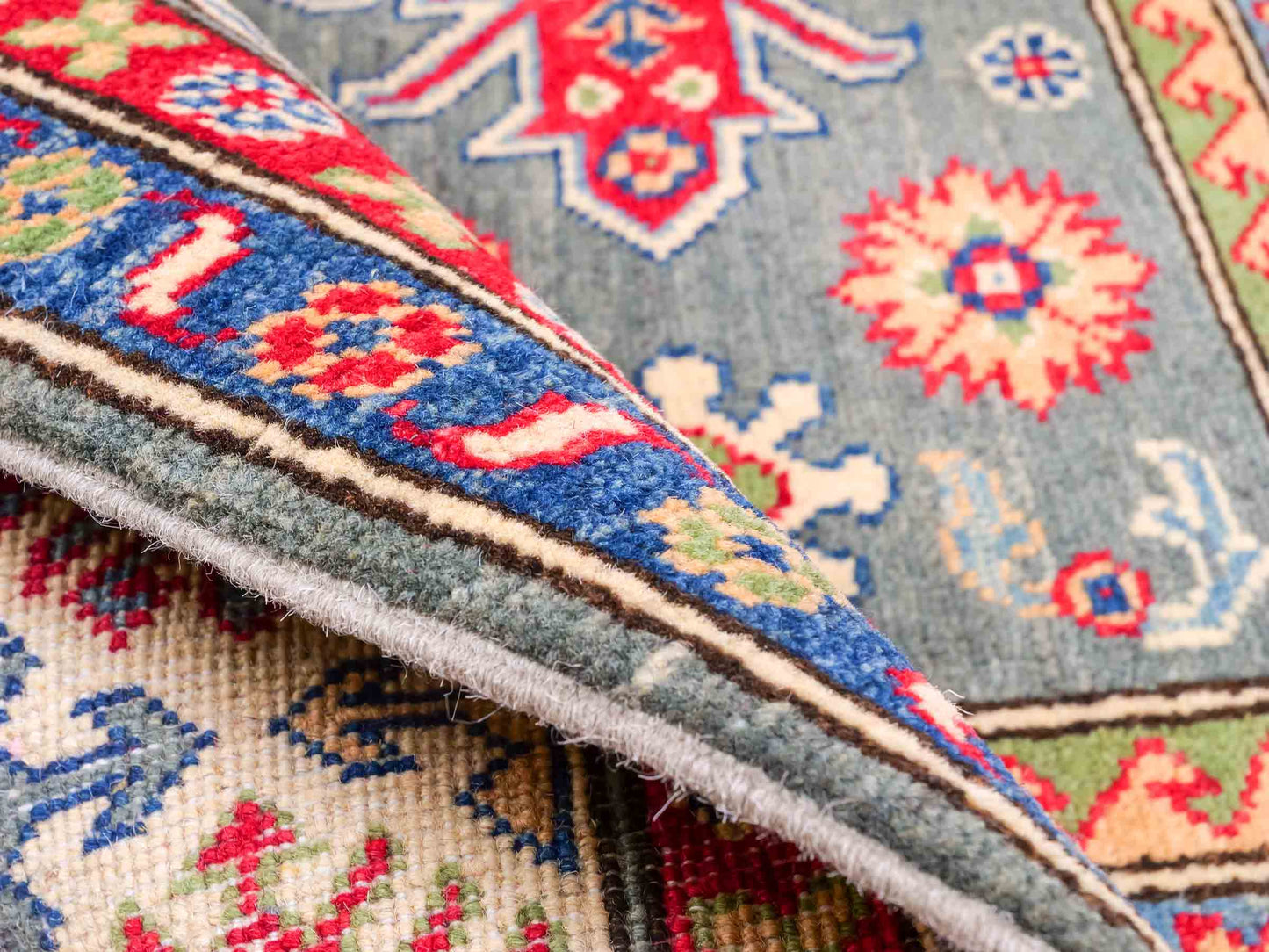 Feiner, handgeknüpfter Ziegler Kazak Chobi Orientteppich aus reiner Wolle mit geometrischem Medaillon-Muster von Khademi. Größe: 186 x 148 cm. Farbe: Grün, beige. RB3-B480. Ursprung: Afghanistan. Verkauf durch JUPITER Intl.