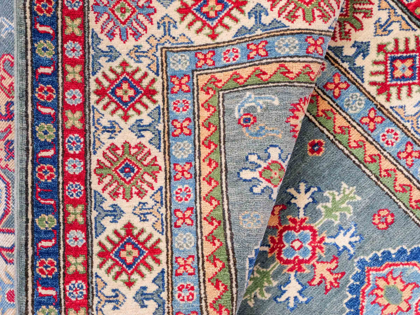 Feiner, handgeknüpfter Ziegler Kazak Chobi Orientteppich aus reiner Wolle mit geometrischem Medaillon-Muster von Khademi. Größe: 186 x 148 cm. Farbe: Grün, beige. RB3-B480. Ursprung: Afghanistan. Verkauf durch JUPITER Intl.