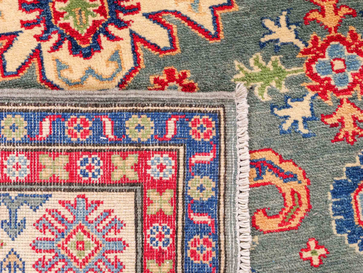 Feiner, handgeknüpfter Ziegler Kazak Chobi Orientteppich aus reiner Wolle mit geometrischem Medaillon-Muster von Khademi. Größe: 186 x 148 cm. Farbe: Grün, beige. RB3-B480. Ursprung: Afghanistan. Verkauf durch JUPITER Intl.