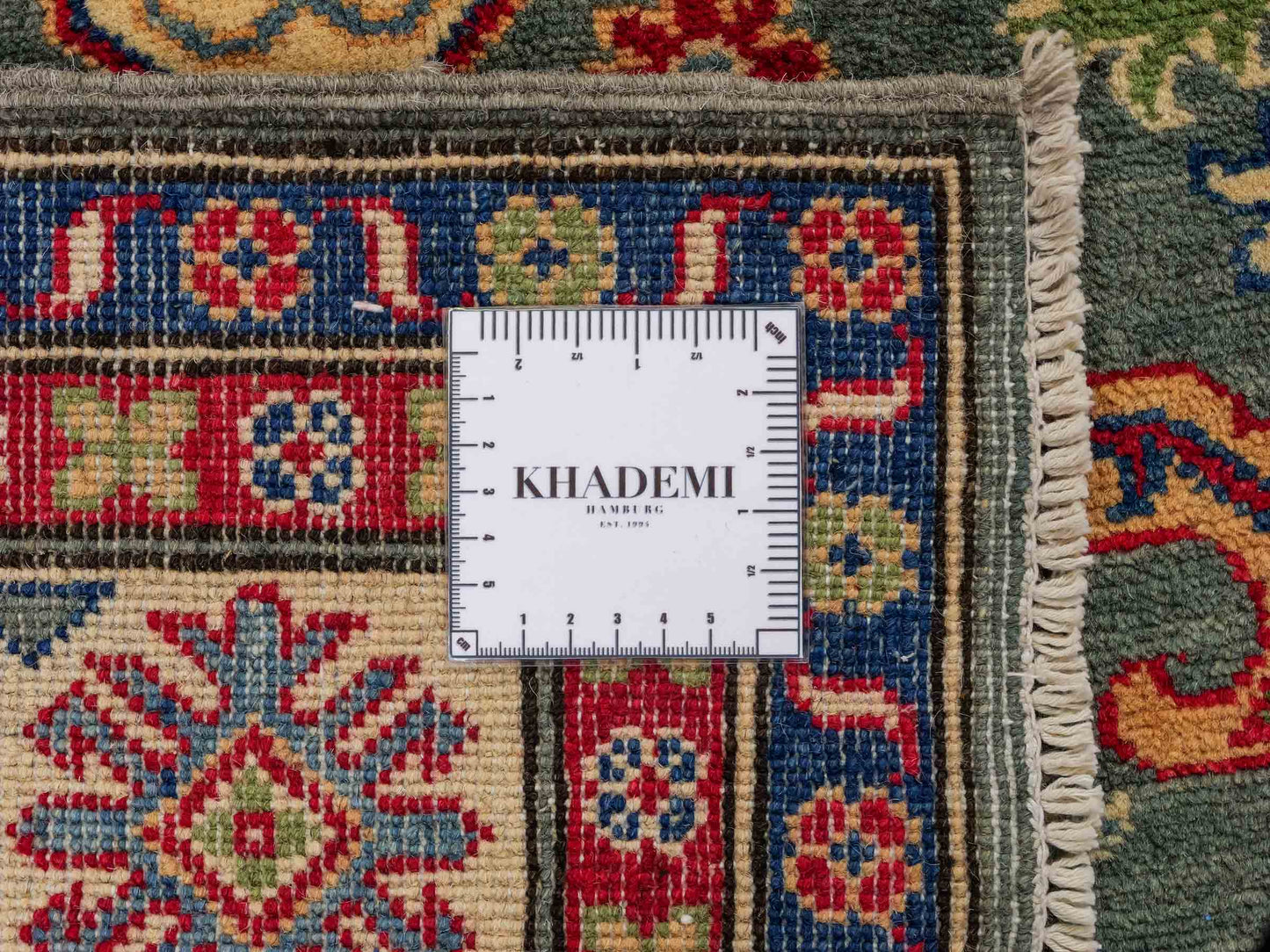 Feiner, handgeknüpfter Ziegler Kazak Chobi Orientteppich aus reiner Wolle mit geometrischem Medaillon-Muster von Khademi. Größe: 186 x 148 cm. Farbe: Grün, beige. RB3-B480. Ursprung: Afghanistan. Verkauf durch JUPITER Intl.