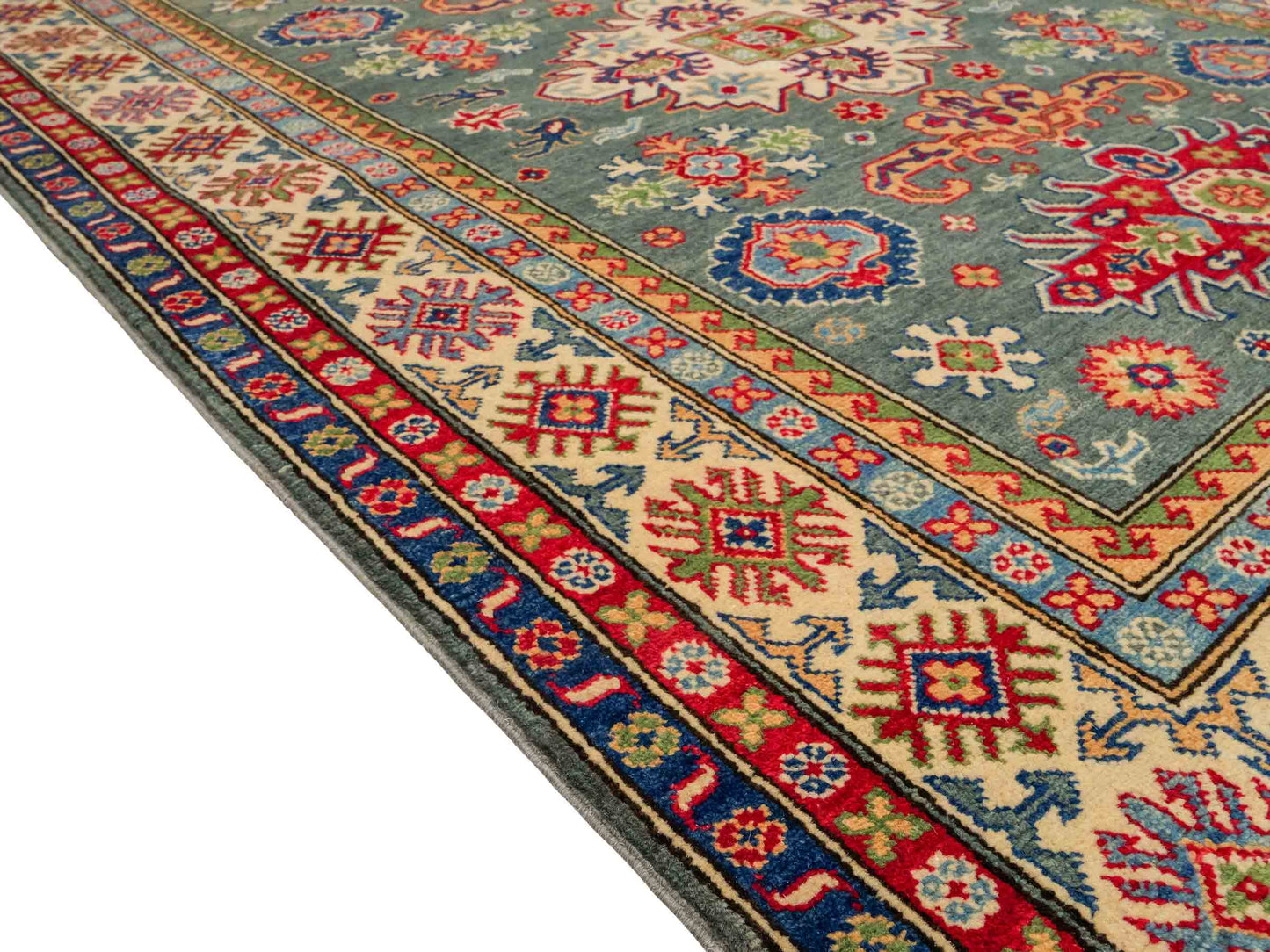 Feiner, handgeknüpfter Ziegler Kazak Chobi Orientteppich aus reiner Wolle mit geometrischem Medaillon-Muster von Khademi. Größe: 186 x 148 cm. Farbe: Grün, beige. RB3-B480. Ursprung: Afghanistan. Verkauf durch JUPITER Intl.