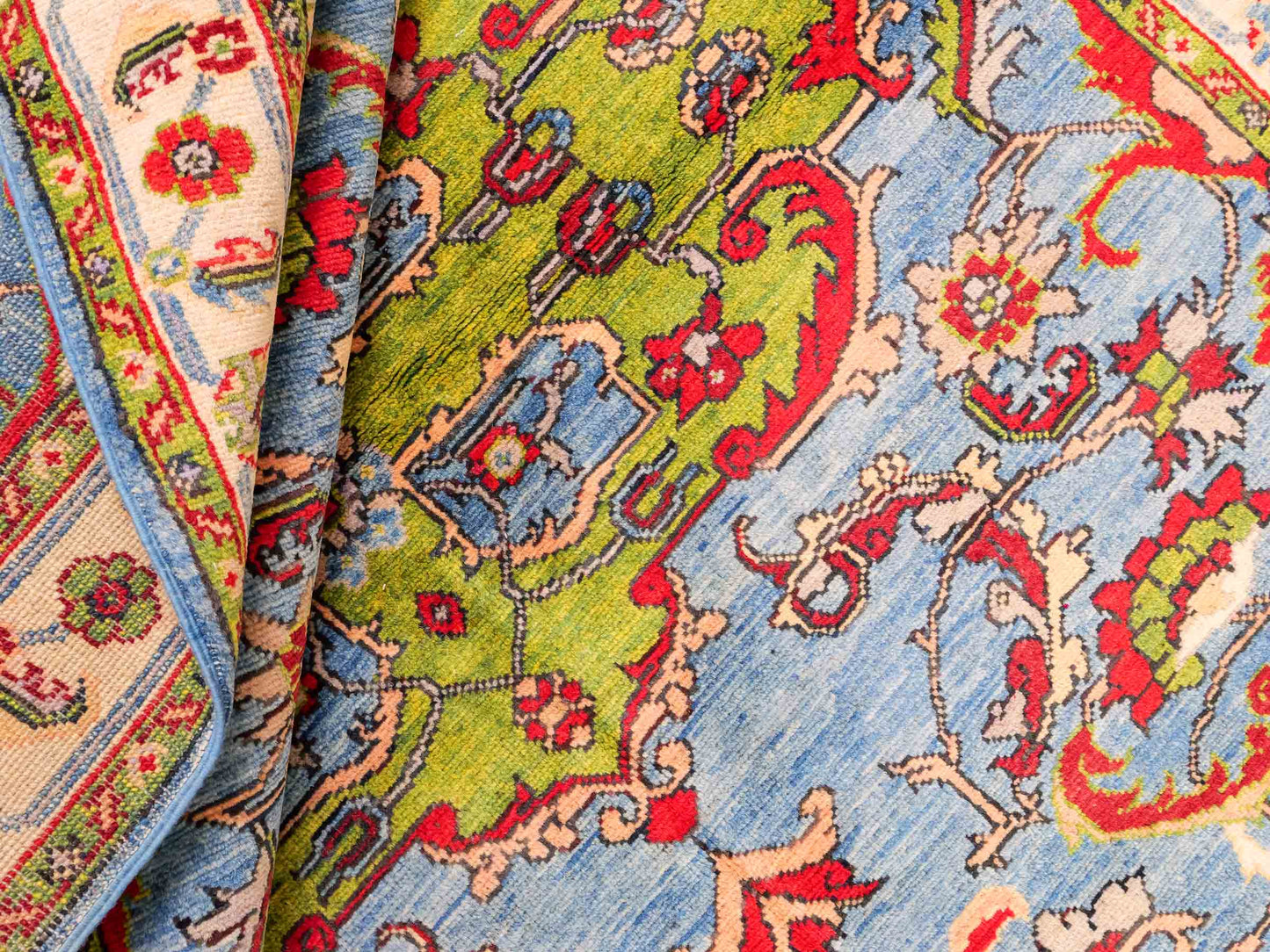 Feiner, handgeknüpfter Ziegler Kazak Chobi Orientteppich aus reiner Wolle mit geometrischem Medaillon-Muster von Khademi. Größe: 189 x 145 cm. Farbe: Blau. RB3-B2725. Ursprung: Afghanistan. Verkauf durch JUPITER Intl.