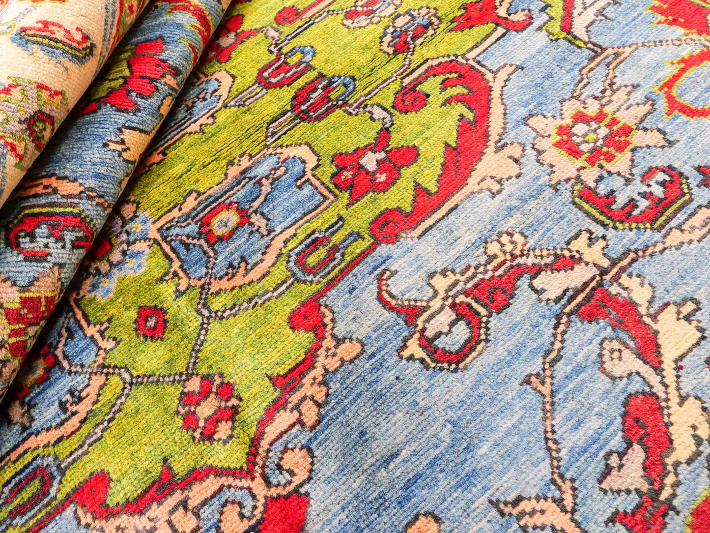 Feiner, handgeknüpfter Ziegler Kazak Chobi Orientteppich aus reiner Wolle mit geometrischem Medaillon-Muster von Khademi. Größe: 189 x 145 cm. Farbe: Blau. RB3-B2725. Ursprung: Afghanistan. Verkauf durch JUPITER Intl.