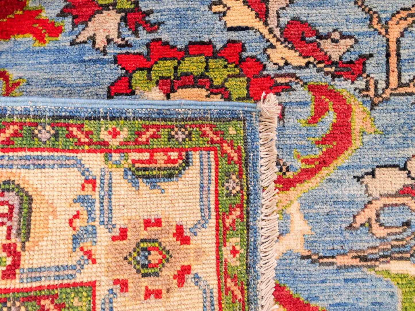 Feiner, handgeknüpfter Ziegler Kazak Chobi Orientteppich aus reiner Wolle mit geometrischem Medaillon-Muster von Khademi. Größe: 189 x 145 cm. Farbe: Blau. RB3-B2725. Ursprung: Afghanistan. Verkauf durch JUPITER Intl.