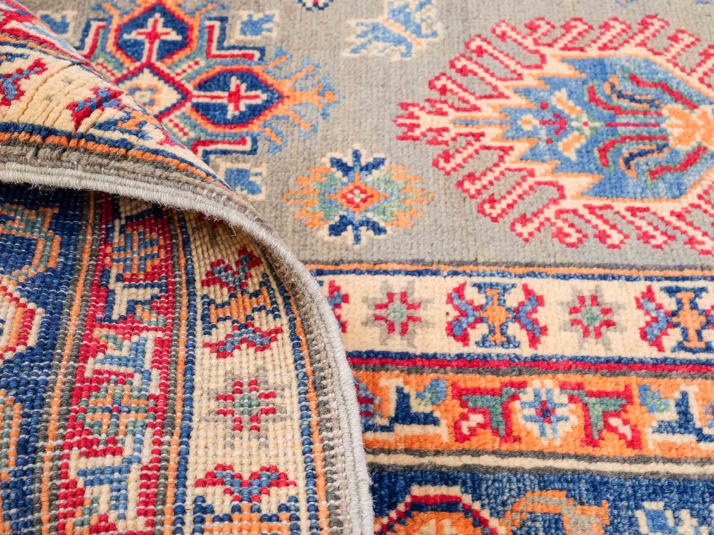 Feiner, handgeknüpfter Ziegler Kazak Chobi Orientteppich aus reiner Wolle mit geometrischem Allover-Muster von Khademi. Größe: 205 x 144 cm. Farbe: Grün. RB3-B1810. Ursprung: Afghanistan. Verkauf durch JUPITER Intl.