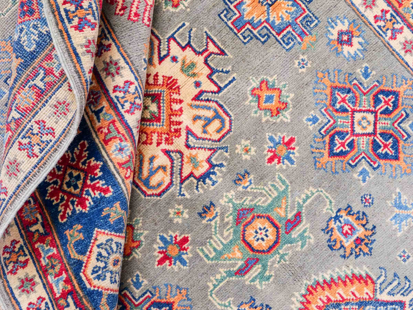 Feiner, handgeknüpfter Ziegler Kazak Chobi Orientteppich aus reiner Wolle mit geometrischem Allover-Muster von Khademi. Größe: 205 x 144 cm. Farbe: Grün. RB3-B1810. Ursprung: Afghanistan. Verkauf durch JUPITER Intl.