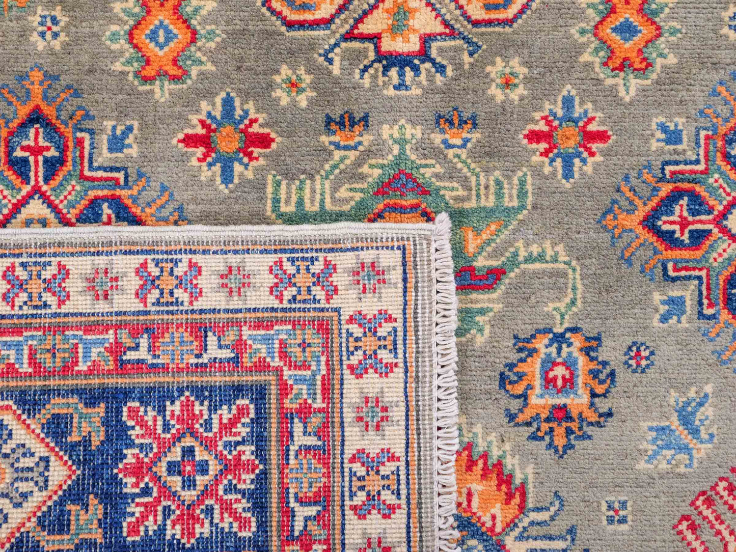 Feiner, handgeknüpfter Ziegler Kazak Chobi Orientteppich aus reiner Wolle mit geometrischem Allover-Muster von Khademi. Größe: 205 x 144 cm. Farbe: Grün. RB3-B1810. Ursprung: Afghanistan. Verkauf durch JUPITER Intl.