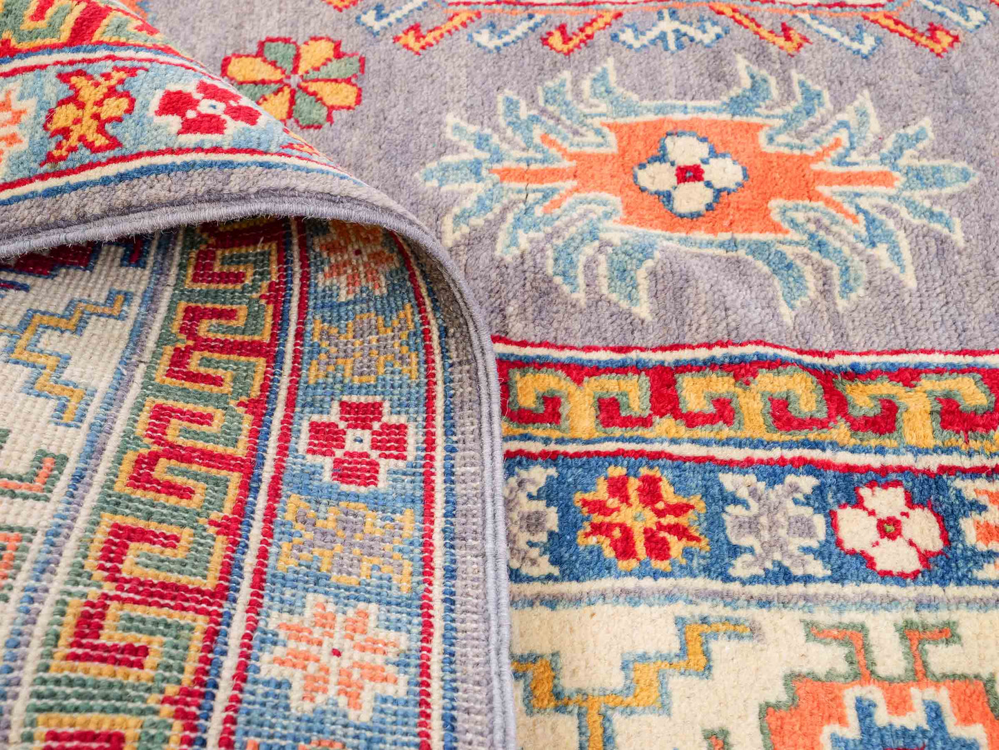 Feiner, handgeknüpfter Ziegler Kazak Chobi Orientteppich aus reiner Wolle mit geometrischem Medaillon-Muster von Khademi. Größe: 271 x 181 cm. Farbe: Grau. RB3-B508. Ursprung: Afghanistan. Verkauf durch JUPITER Intl.