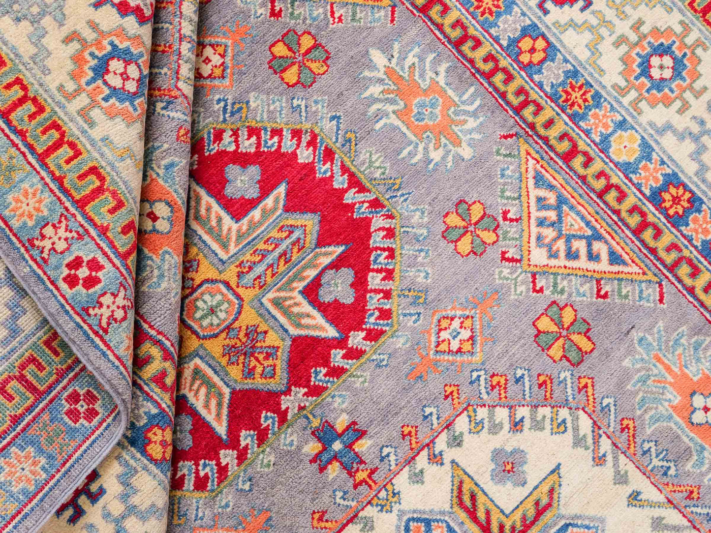 Feiner, handgeknüpfter Ziegler Kazak Chobi Orientteppich aus reiner Wolle mit geometrischem Medaillon-Muster von Khademi. Größe: 271 x 181 cm. Farbe: Grau. RB3-B508. Ursprung: Afghanistan. Verkauf durch JUPITER Intl.