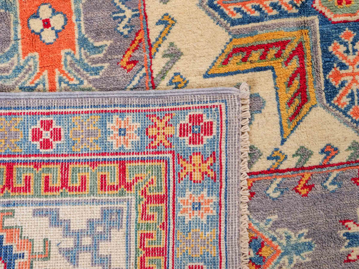 Feiner, handgeknüpfter Ziegler Kazak Chobi Orientteppich aus reiner Wolle mit geometrischem Medaillon-Muster von Khademi. Größe: 271 x 181 cm. Farbe: Grau. RB3-B508. Ursprung: Afghanistan. Verkauf durch JUPITER Intl.
