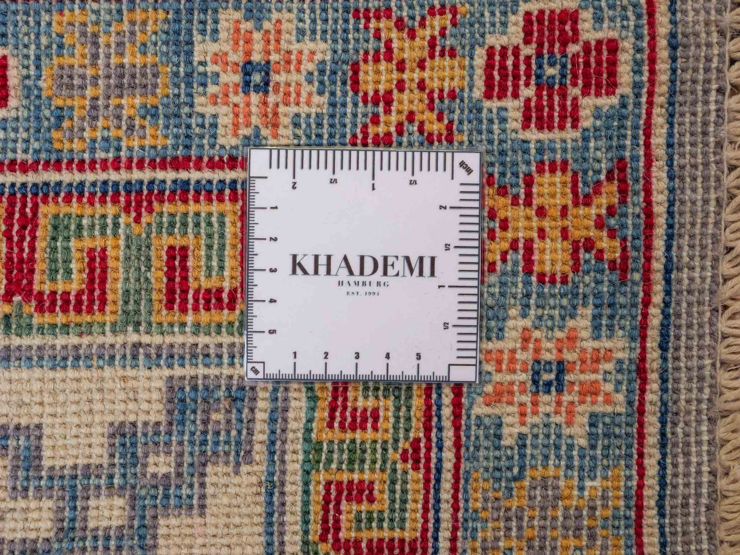 Feiner, handgeknüpfter Ziegler Kazak Chobi Orientteppich aus reiner Wolle mit geometrischem Medaillon-Muster von Khademi. Größe: 271 x 181 cm. Farbe: Grau. RB3-B508. Ursprung: Afghanistan. Verkauf durch JUPITER Intl.