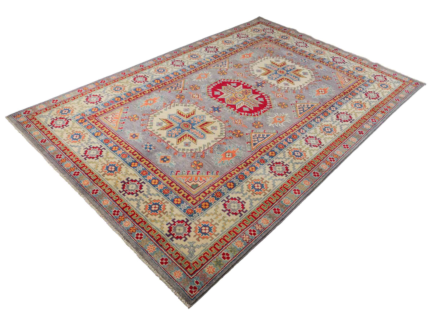 Feiner, handgeknüpfter Ziegler Kazak Chobi Orientteppich aus reiner Wolle mit geometrischem Medaillon-Muster von Khademi. Größe: 271 x 181 cm. Farbe: Grau. RB3-B508. Ursprung: Afghanistan. Verkauf durch JUPITER Intl.