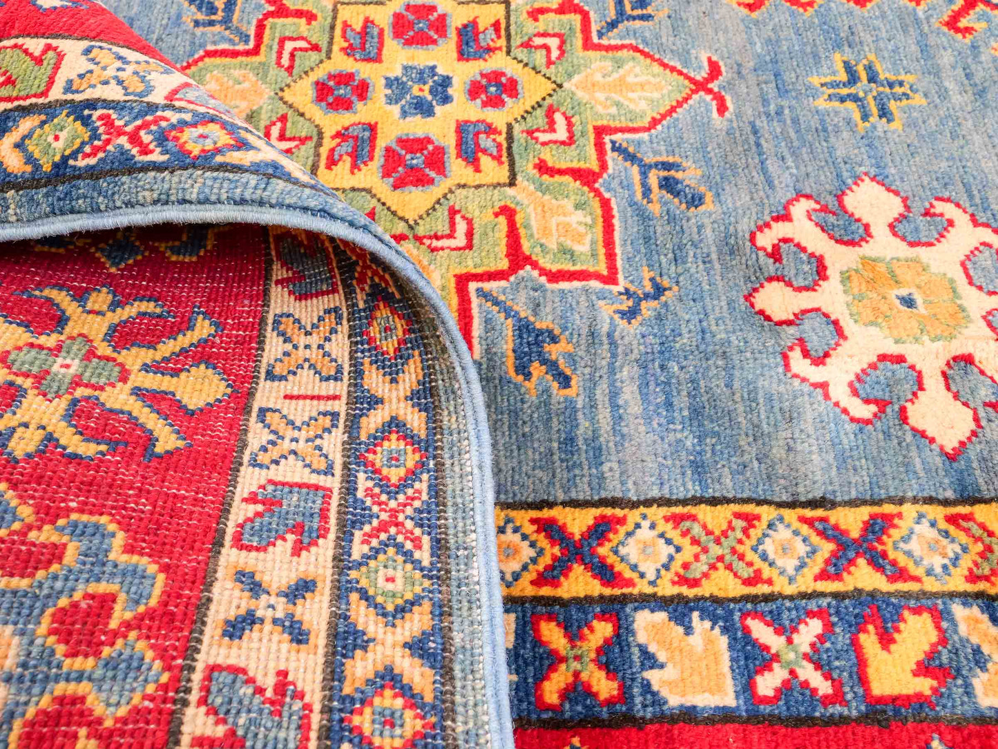 Feiner, handgeknüpfter Ziegler Kazak Chobi Orientteppich aus reiner Wolle mit geometrischem Medaillon-Muster von Khademi. Größe: 292 x 196 cm. Farbe: Blau, rot. RB3-B281. Ursprung: Afghanistan. Verkauf durch JUPITER Intl.