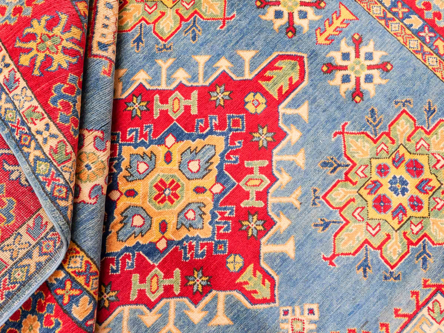 Feiner, handgeknüpfter Ziegler Kazak Chobi Orientteppich aus reiner Wolle mit geometrischem Medaillon-Muster von Khademi. Größe: 292 x 196 cm. Farbe: Blau, rot. RB3-B281. Ursprung: Afghanistan. Verkauf durch JUPITER Intl.