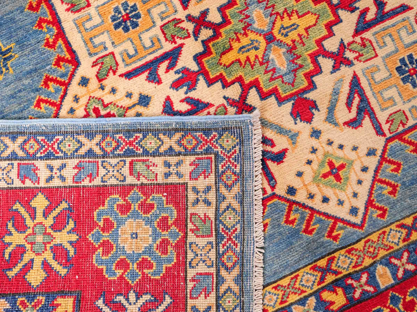 Feiner, handgeknüpfter Ziegler Kazak Chobi Orientteppich aus reiner Wolle mit geometrischem Medaillon-Muster von Khademi. Größe: 292 x 196 cm. Farbe: Blau, rot. RB3-B281. Ursprung: Afghanistan. Verkauf durch JUPITER Intl.