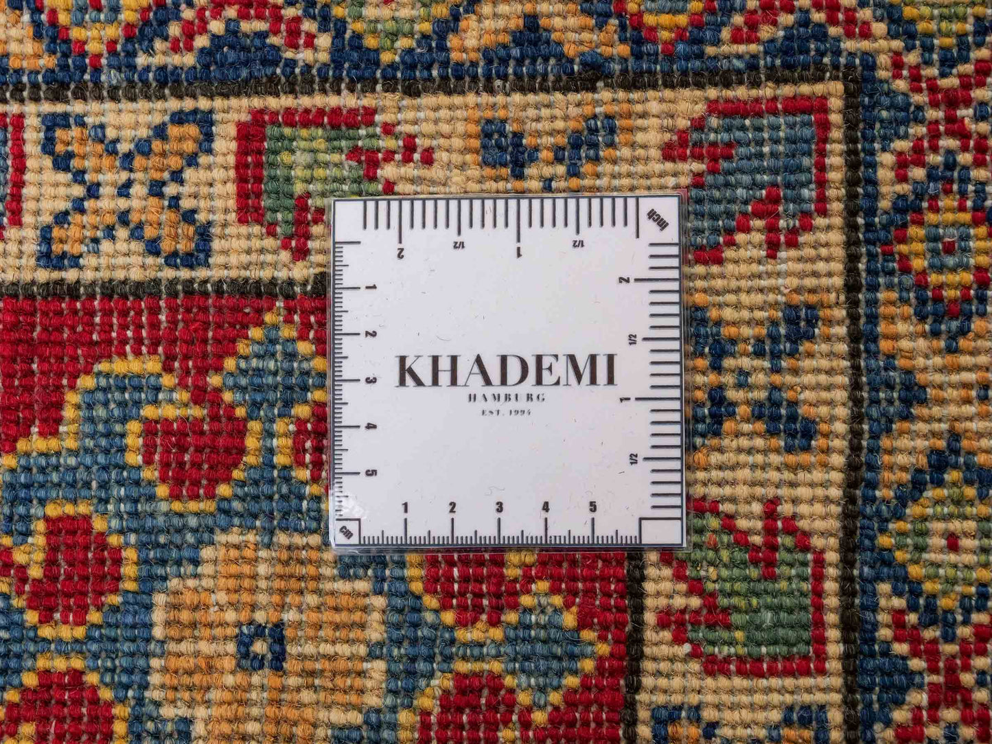 Feiner, handgeknüpfter Ziegler Kazak Chobi Orientteppich aus reiner Wolle mit geometrischem Medaillon-Muster von Khademi. Größe: 292 x 196 cm. Farbe: Blau, rot. RB3-B281. Ursprung: Afghanistan. Verkauf durch JUPITER Intl.