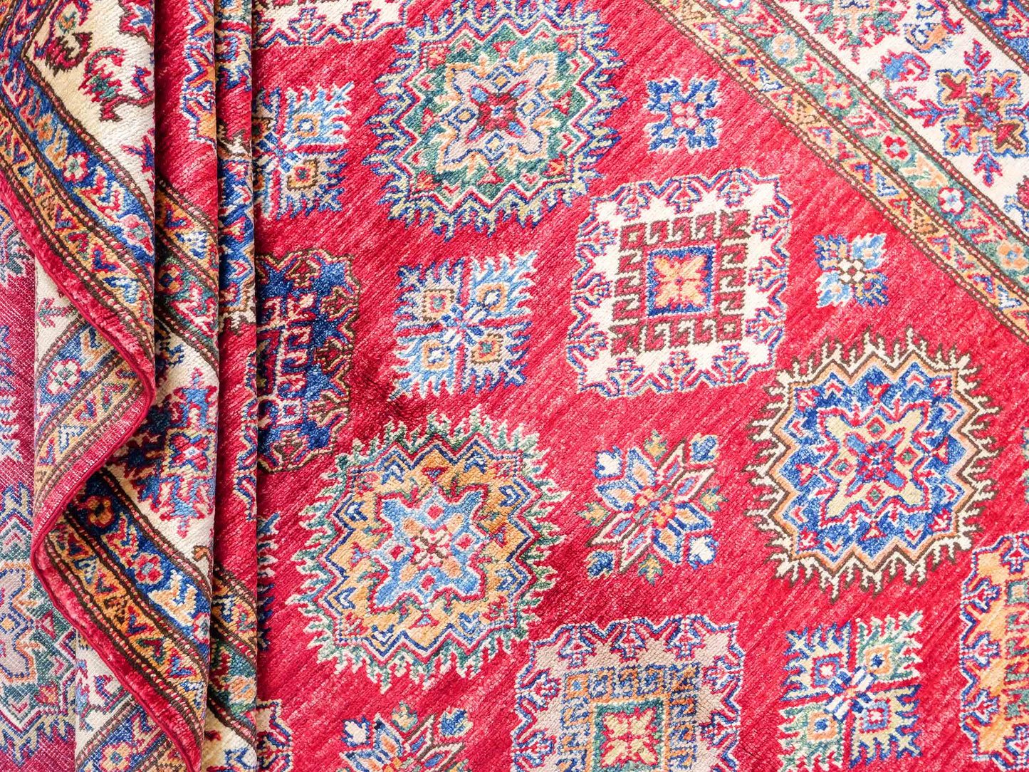 Handgeknüpfter, afghanischer Ziegler Orientteppich aus Wolle von Khademi. Größe: 206 x 148 cm. Farbe: Rot, cremeweiß. Verkauf durch JUPITER Intl.