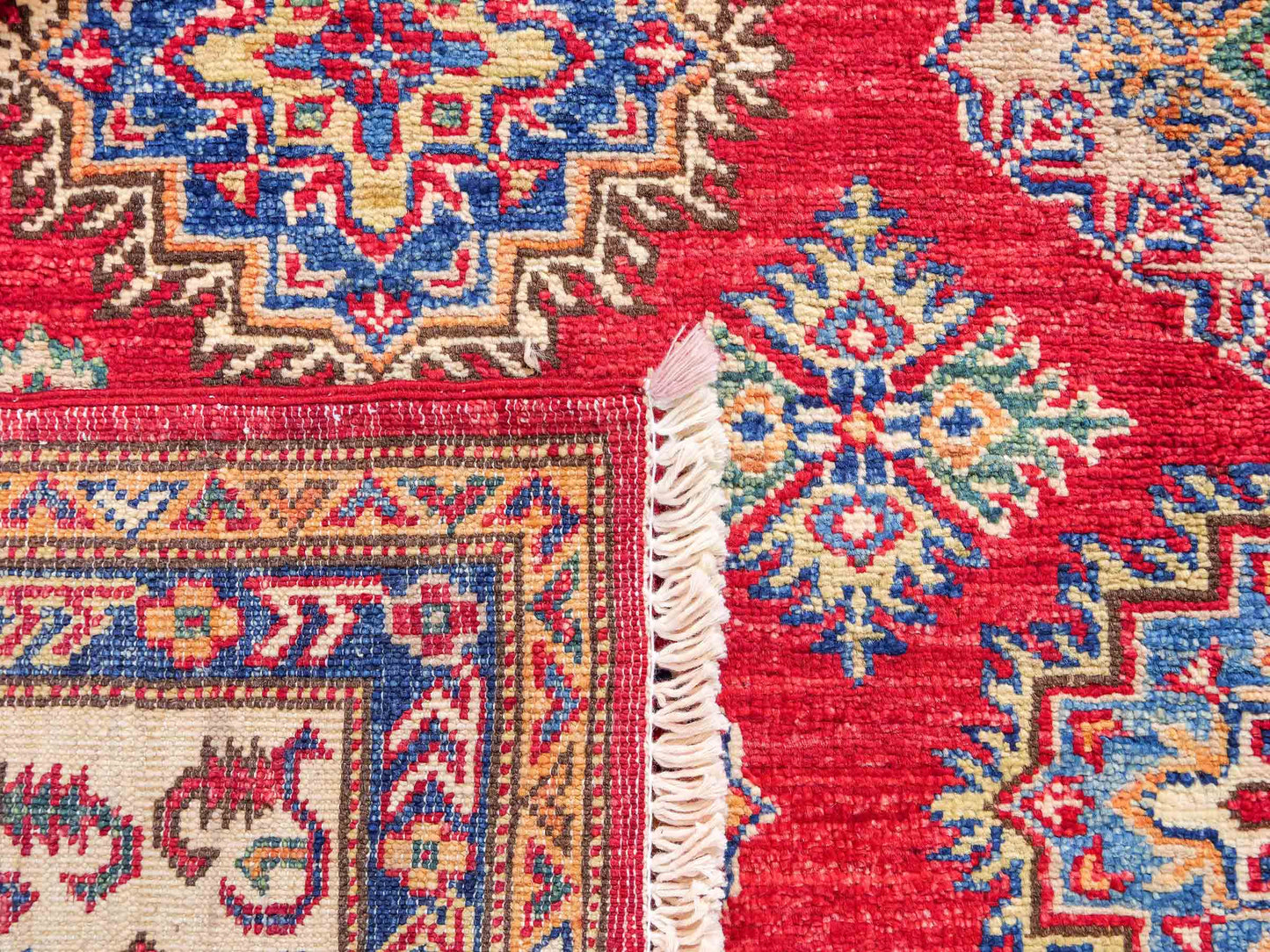 Handgeknüpfter, afghanischer Ziegler Orientteppich aus Wolle von Khademi. Größe: 206 x 148 cm. Farbe: Rot, cremeweiß. Verkauf durch JUPITER Intl.