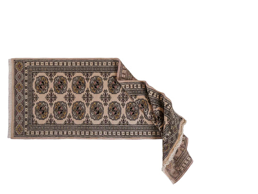 Handgeknüpfter Pakistani Bukhara Läufer-Orientteppich von Khademi aus Wolle, rosa. Klassisches, geometrisches Allover-Design. Traditionell von Hand geknüpft in Pakistan. Größe: 181 cm x 62 cm. Teppichnummer: RB3-1068. Verkauf durch Jupiter Intl.