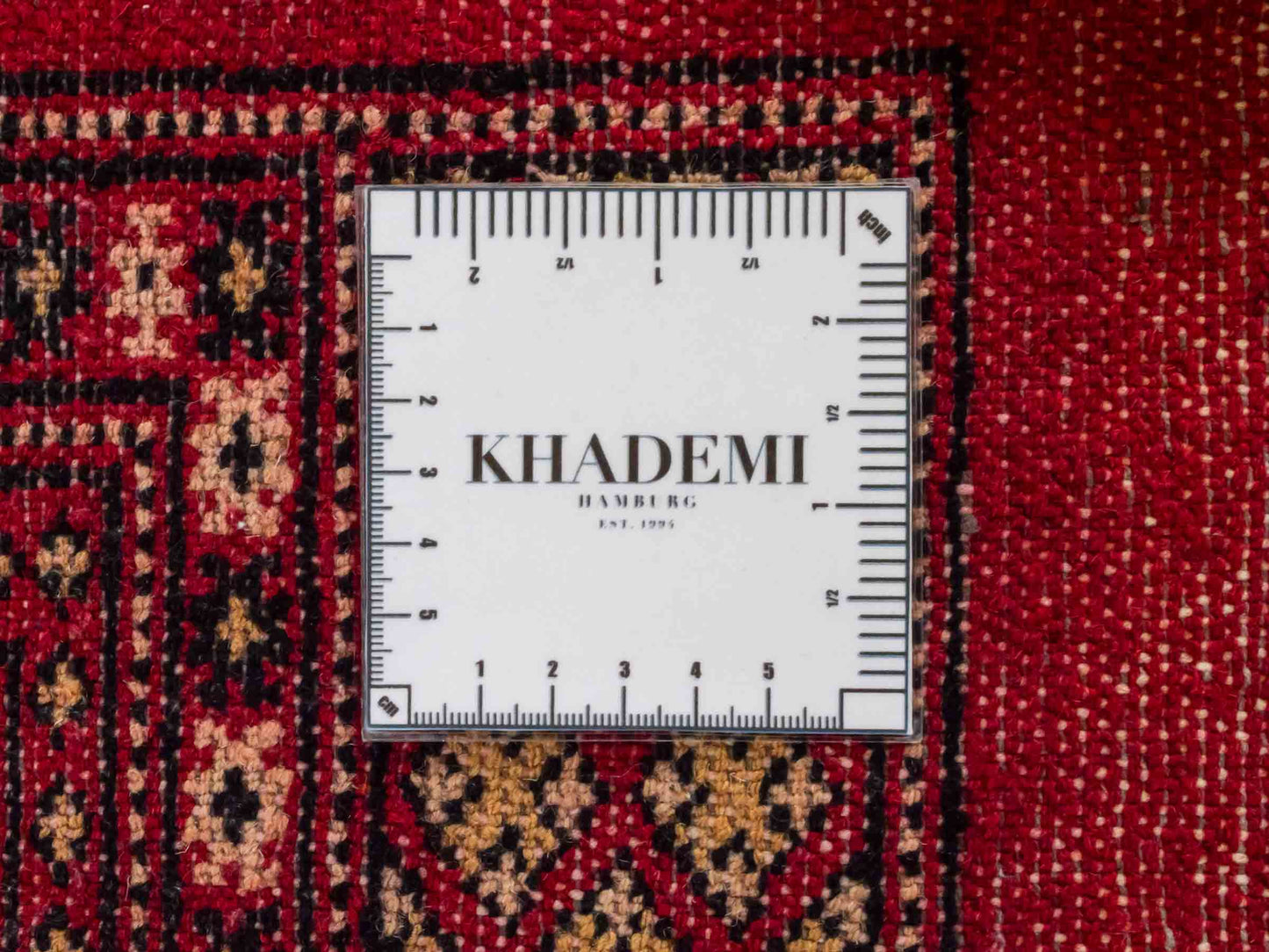Handgeknüpfter Pakistani Bukhara Orientteppich von Khademi aus Wolle, rot. Klassisches, geometrisches Allover-Design. Traditionell von Hand geknüpft in Pakistan. Größe: 296 cm x 198 cm. Teppichnummer: RB3-1069. Verkauf durch Jupiter Intl.