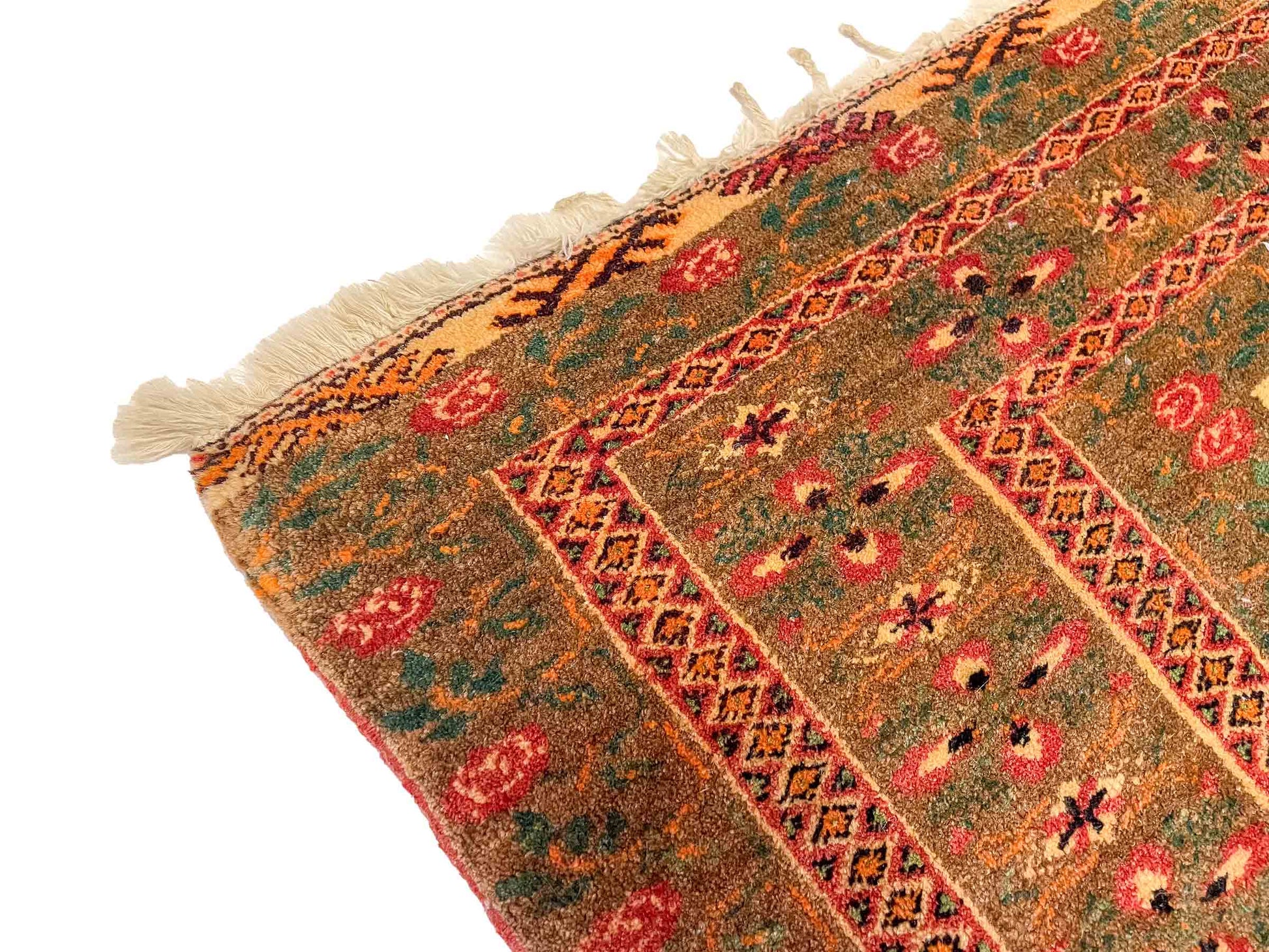 Antiker Mashhad aus reiner Wolle. Handgeknüpft. Ursprung Iran / Persien. Größe: 181 x 110 cm. Hauptfarben: Braun, Gelb, Gold mit roten und grünen Akzenten. Vertrieb durch JUPITER Intl / Khademi.