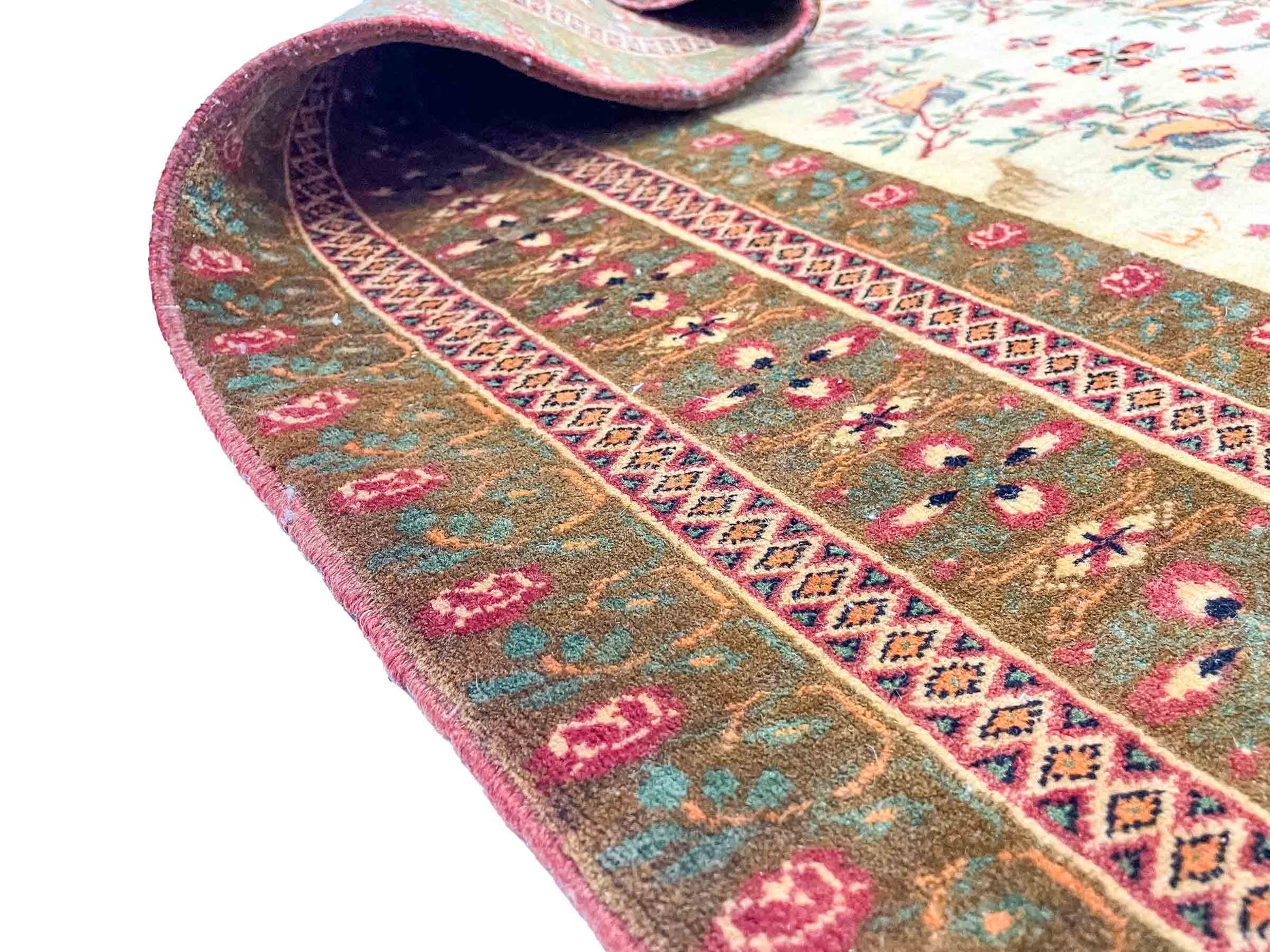 Antiker Mashhad aus reiner Wolle. Handgeknüpft. Ursprung Iran / Persien. Größe: 181 x 110 cm. Hauptfarben: Braun, Gelb, Gold mit roten und grünen Akzenten. Vertrieb durch JUPITER Intl / Khademi.